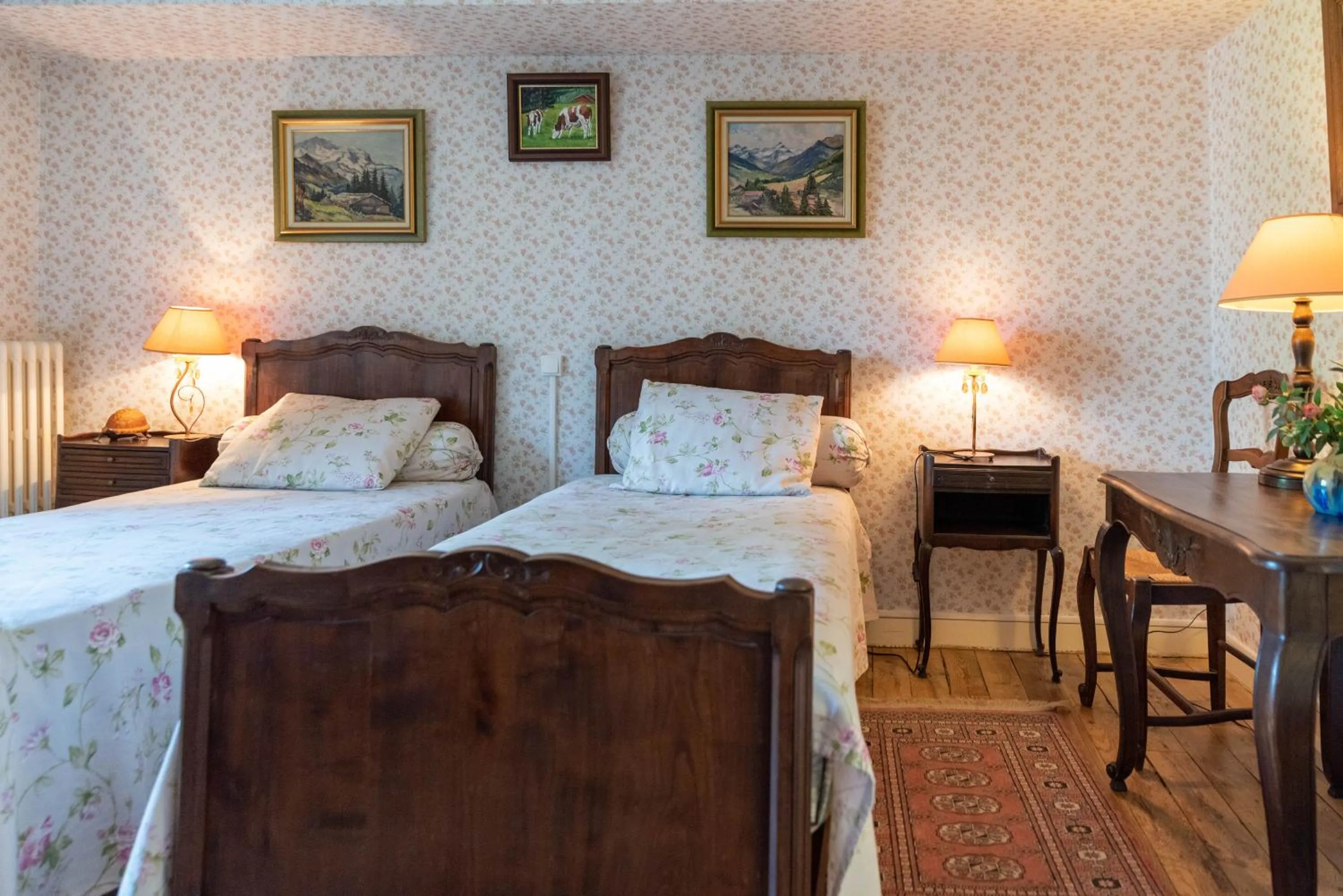 Photo of the whole room, Bed in La Maison de Mireille