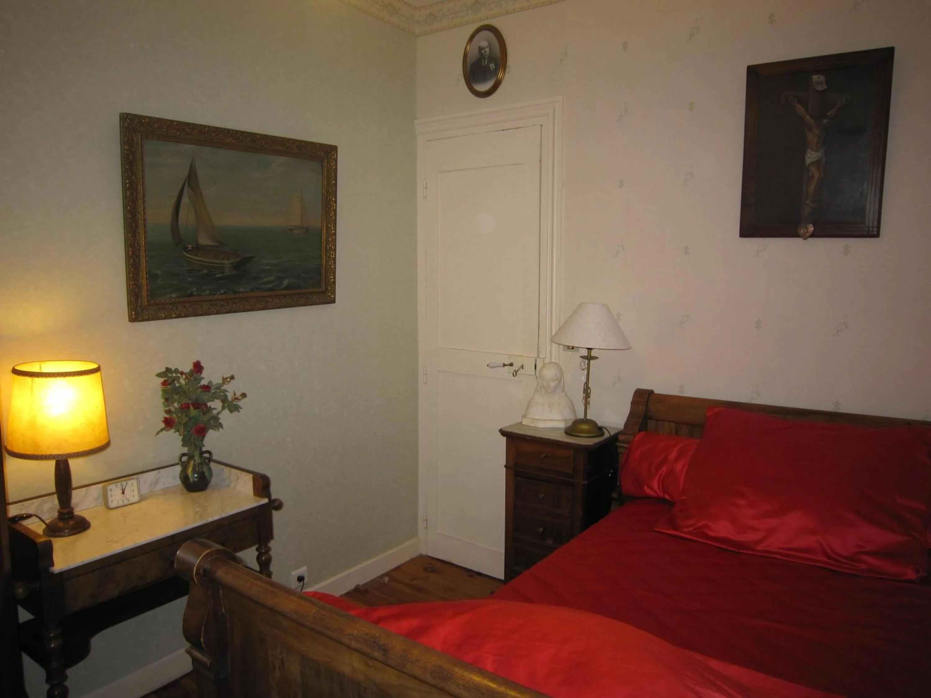 Property building, Bed in La Maison de Mireille