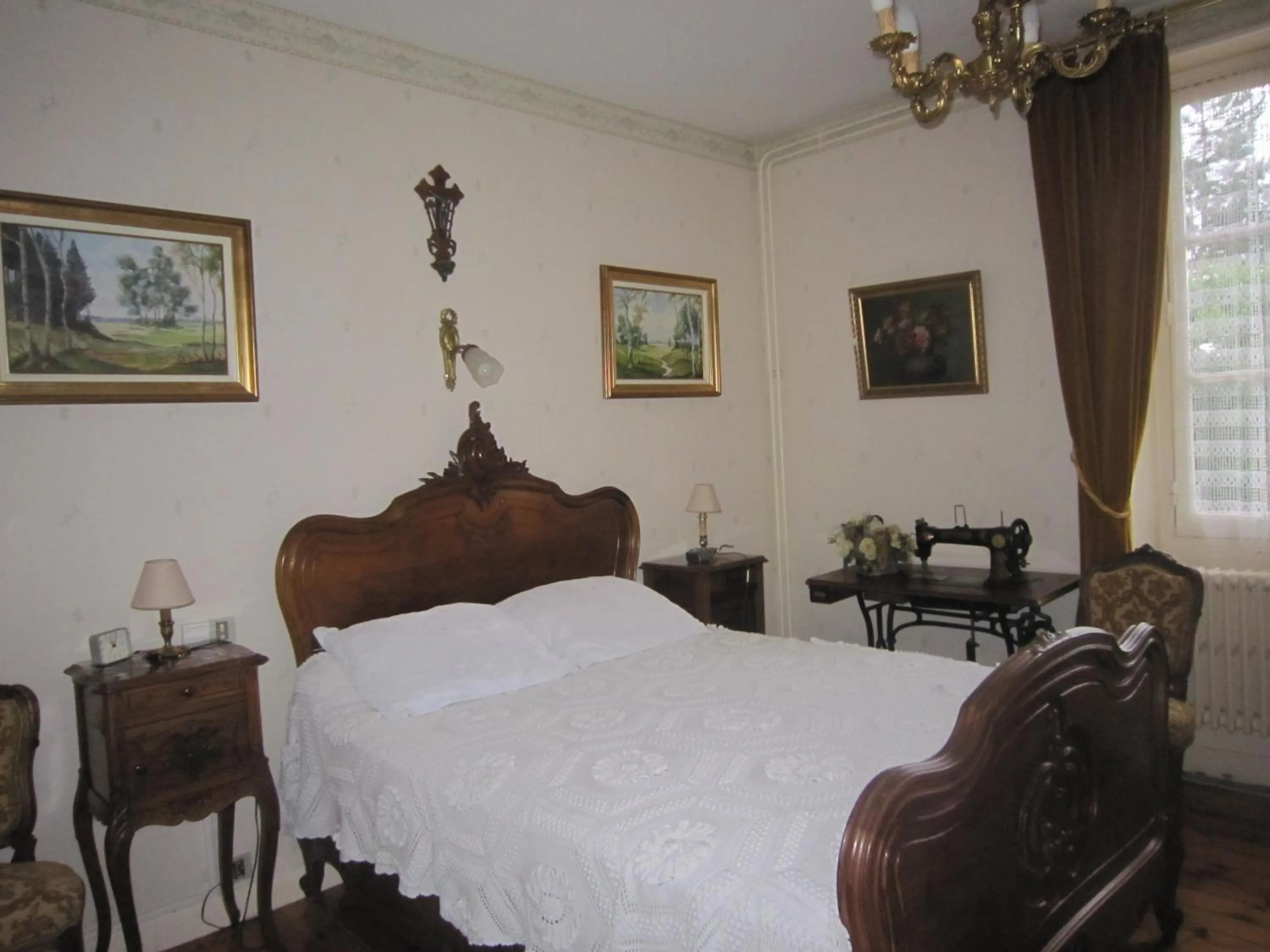 Property building, Bed in La Maison de Mireille