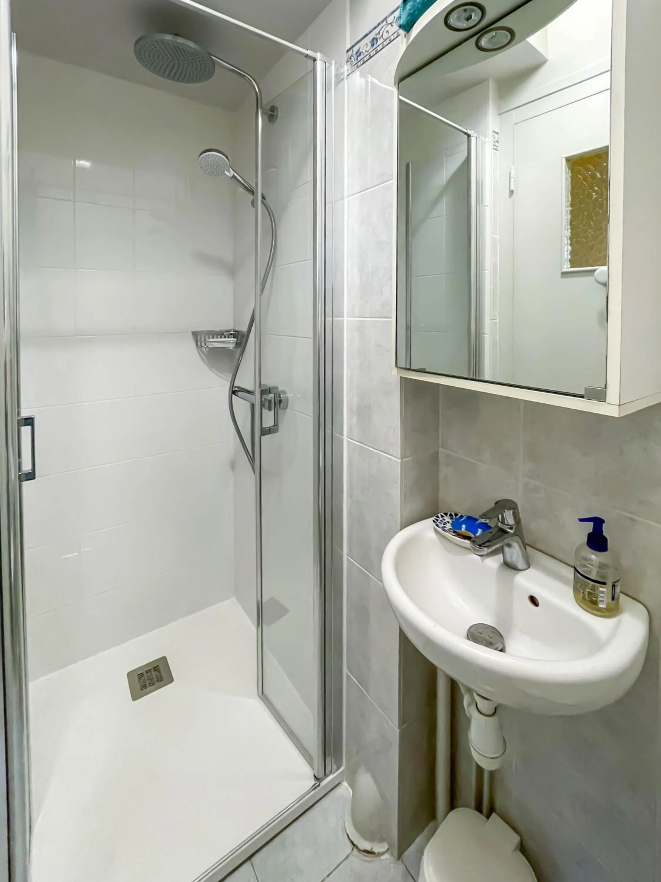 Shower in La Maison de Mireille