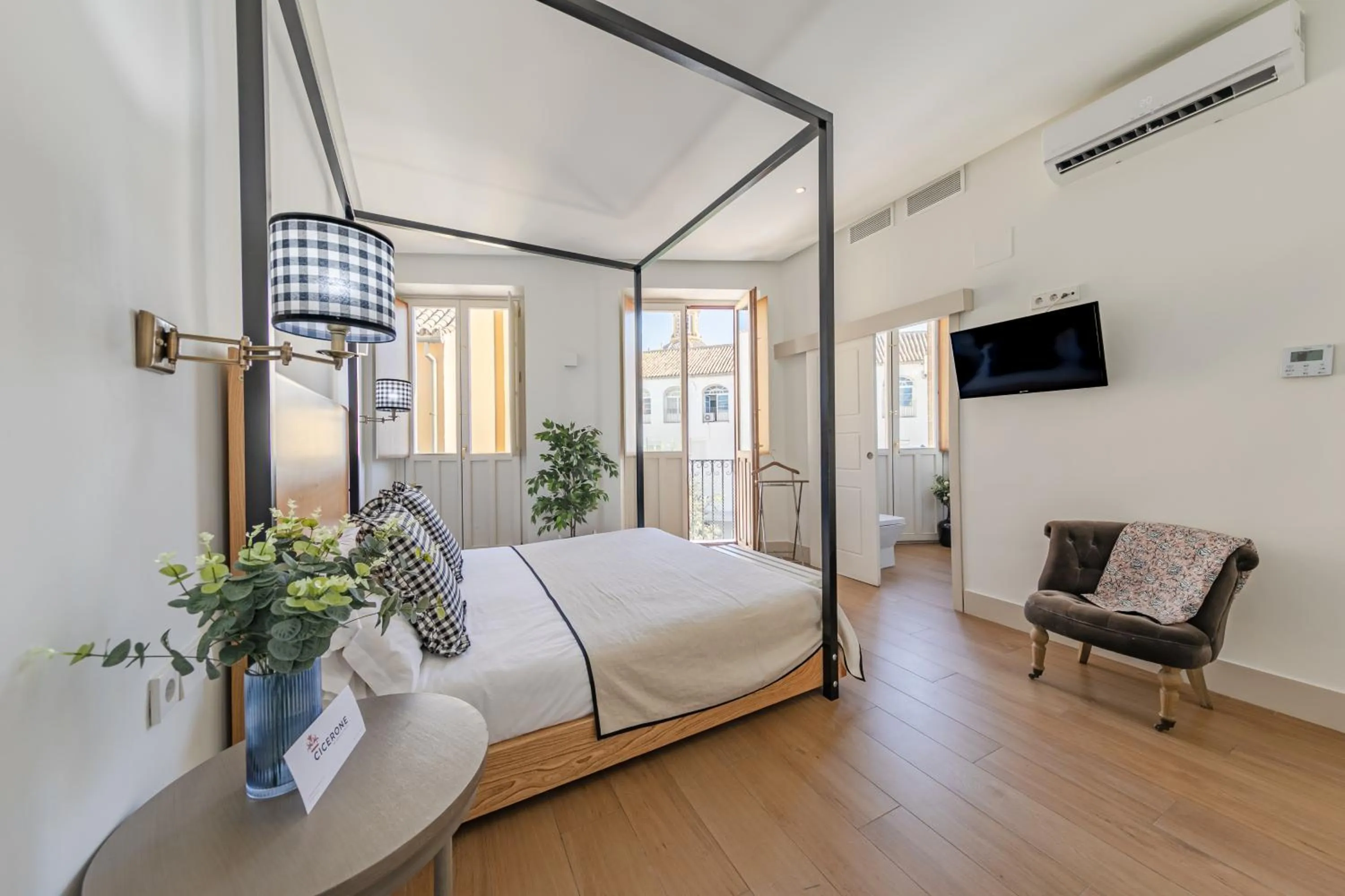 Photo of the whole room, Bed in nüa cicerone