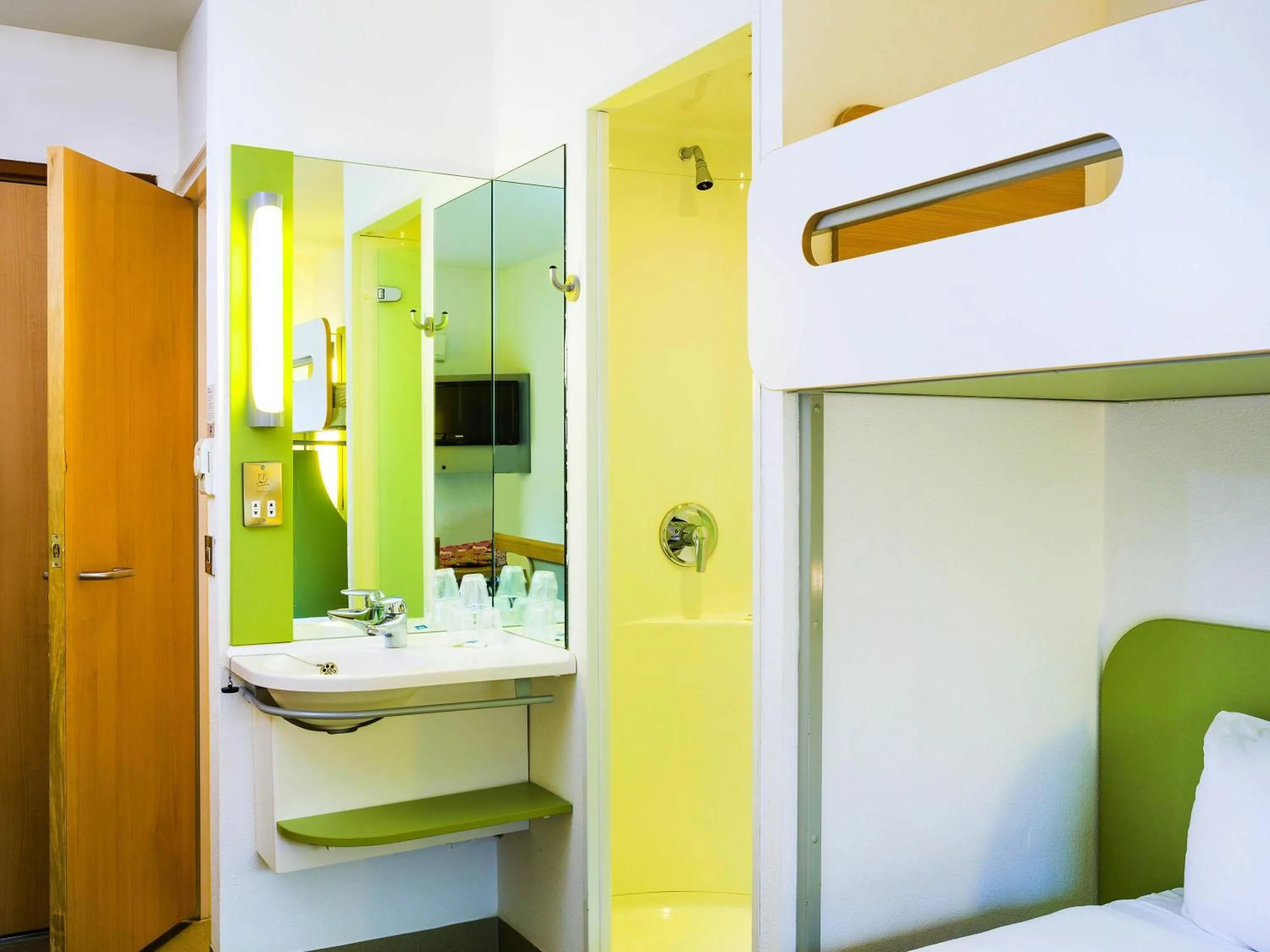 Bedroom, Bed in ibis budget Glasgow