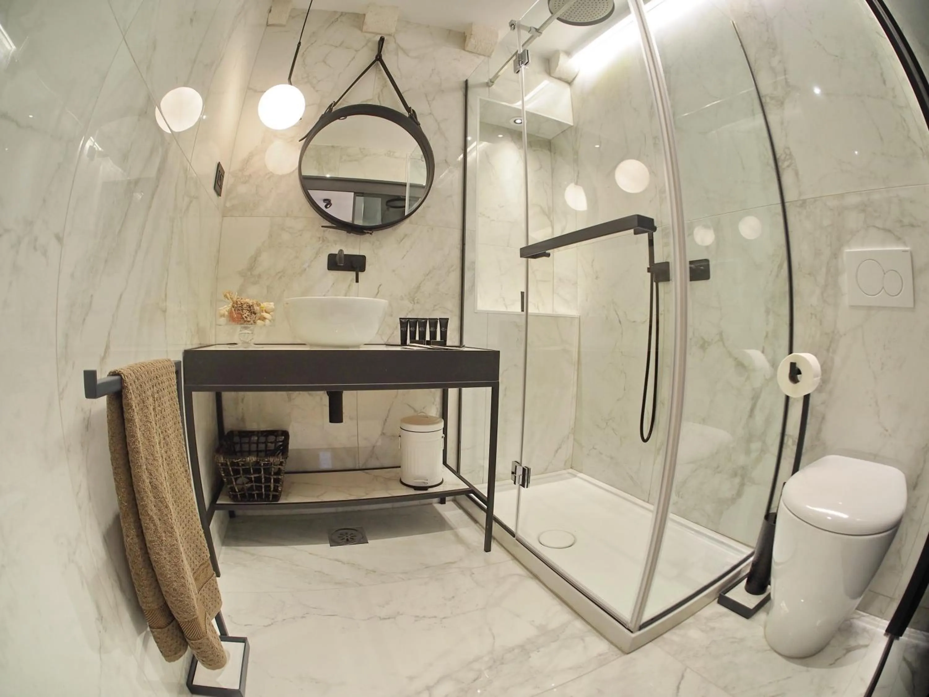 Shower in La Vita e Bella II