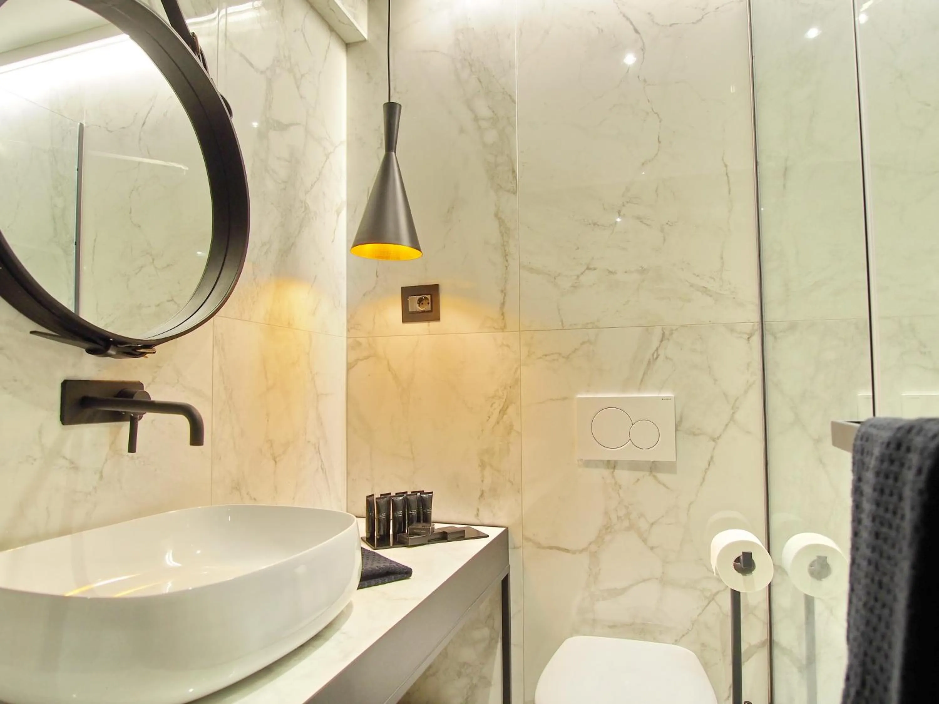 Shower in La Vita e Bella II