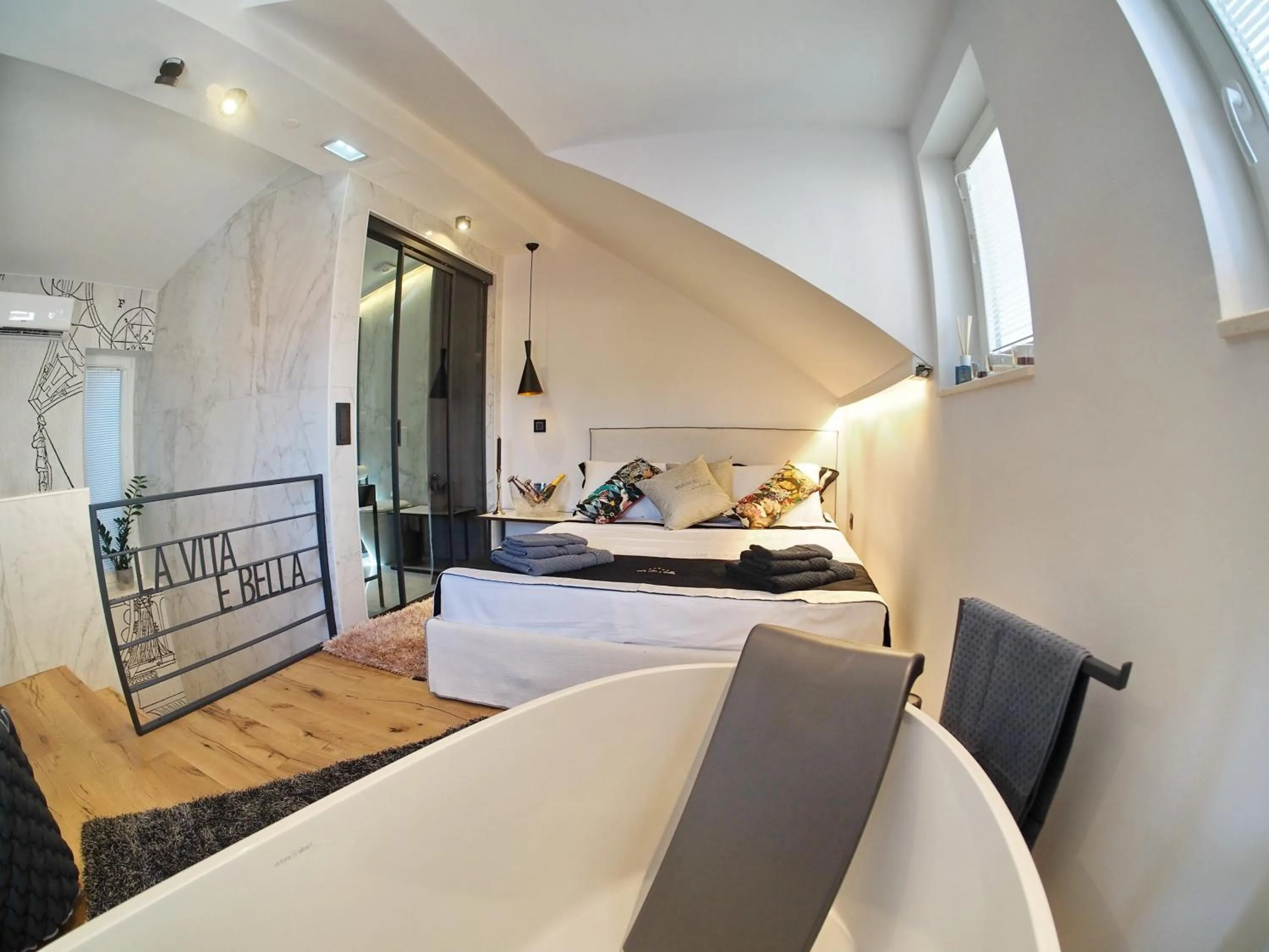 Photo of the whole room, Bed in La Vita e Bella II