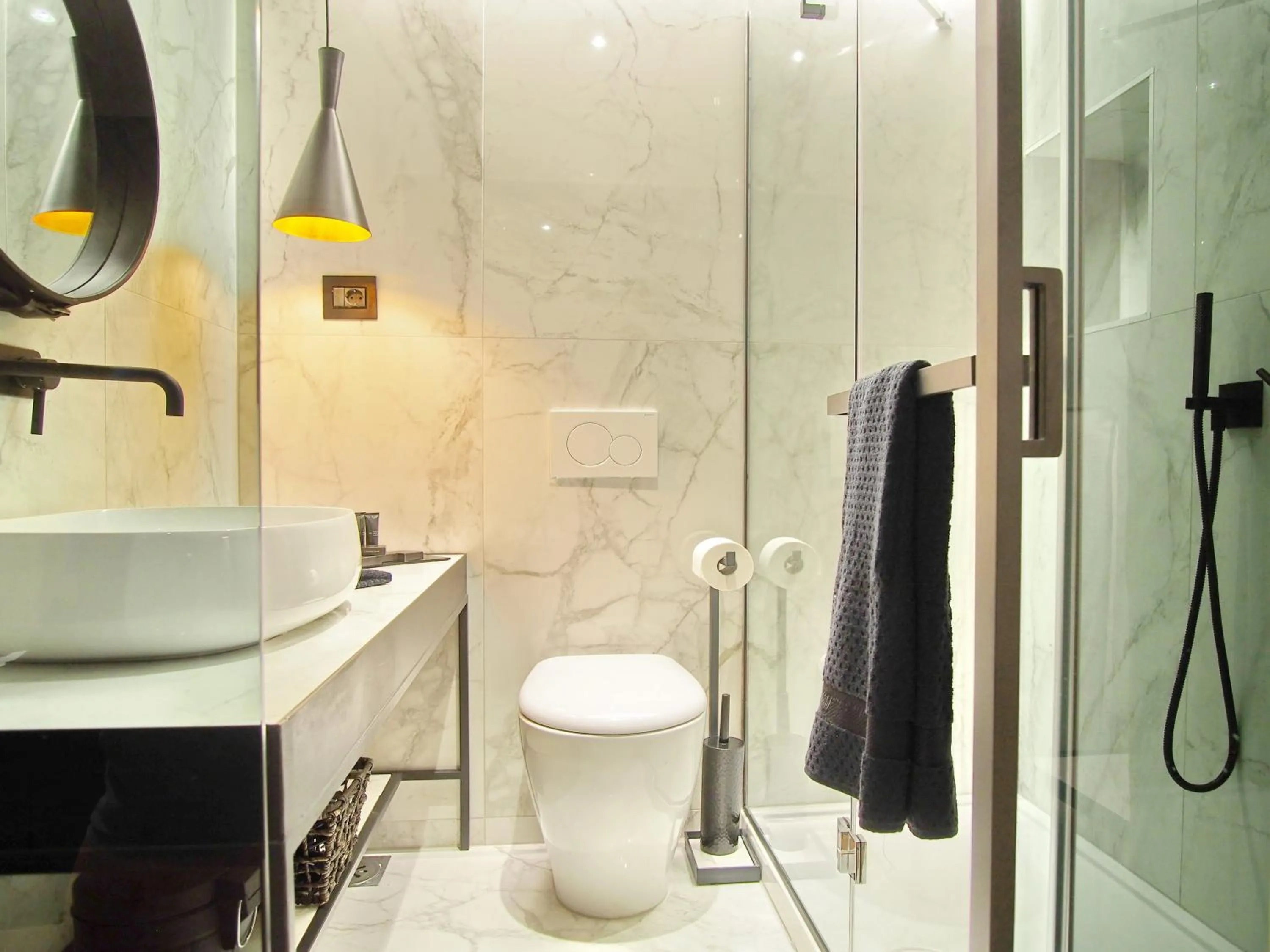 Shower in La Vita e Bella II