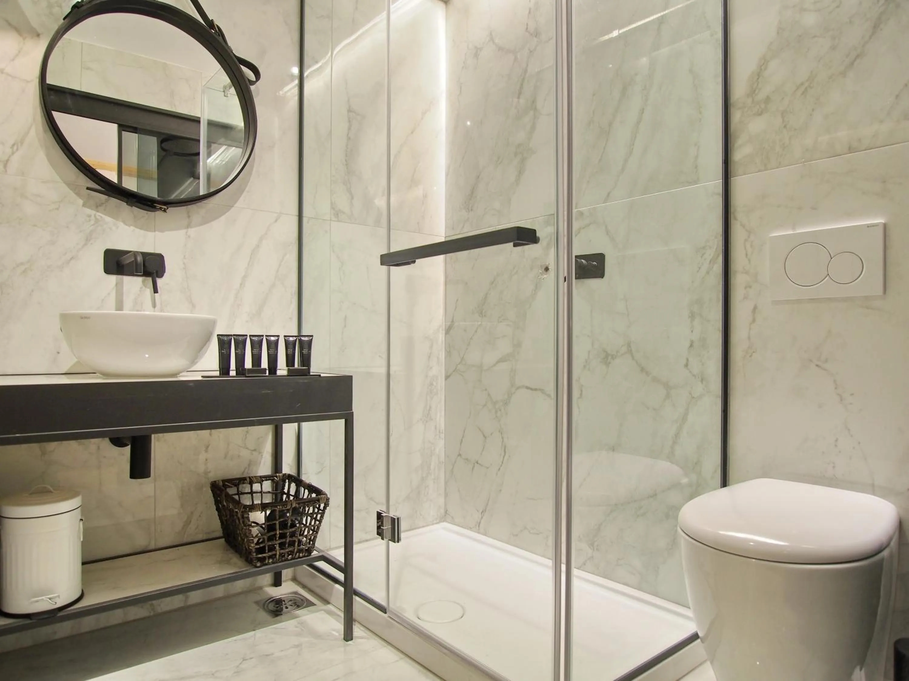 Shower in La Vita e Bella II