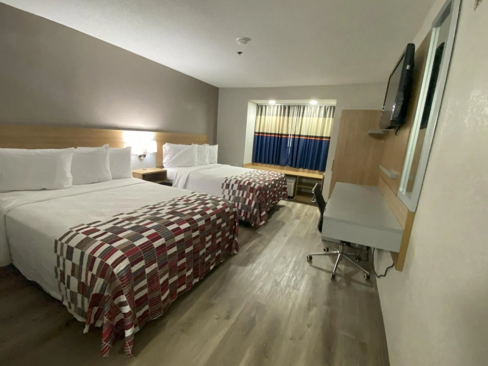 Photo of the whole room, Bed in Red Roof Inn Winston-Salem