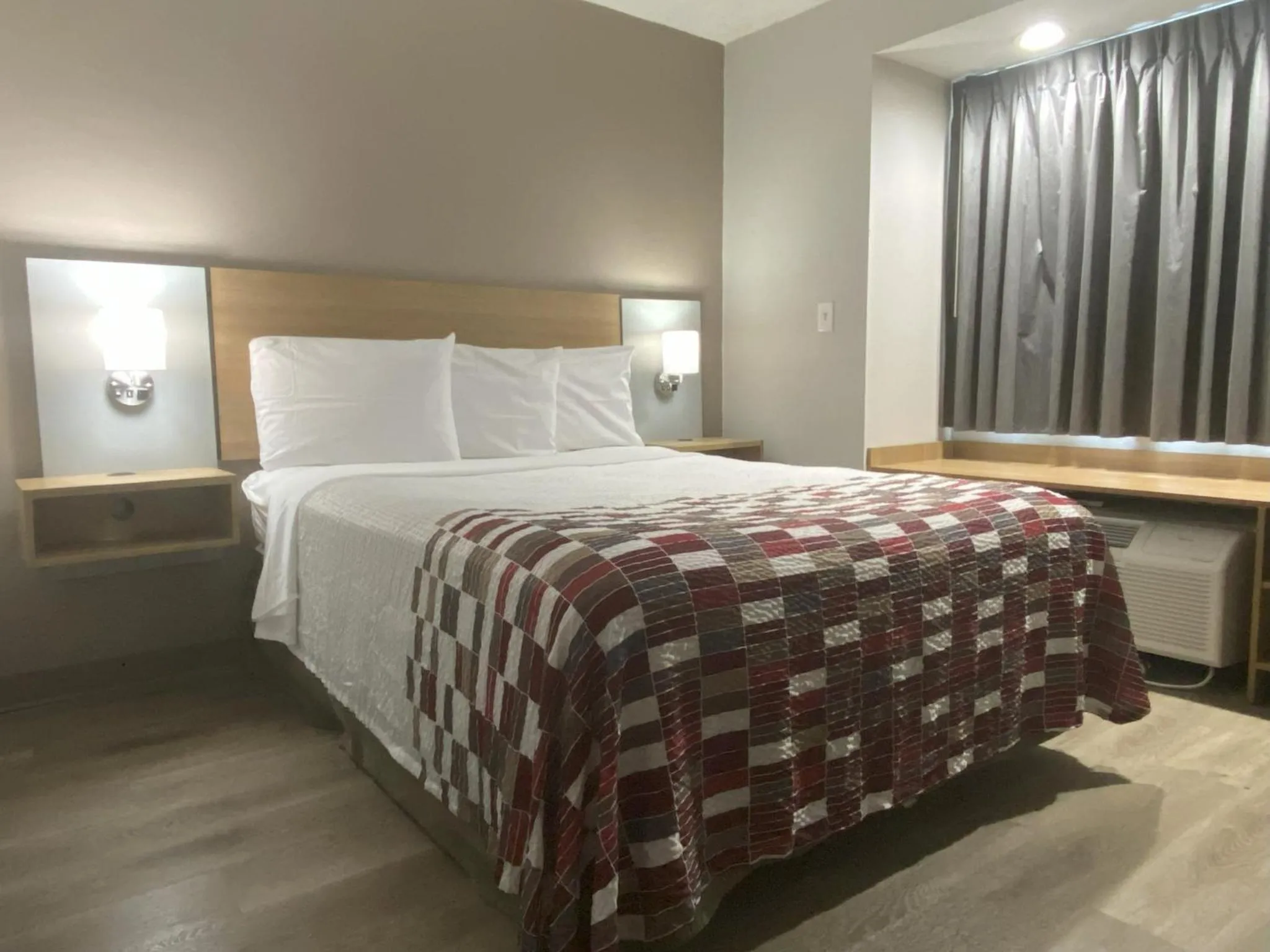 Photo of the whole room, Bed in Red Roof Inn Winston-Salem