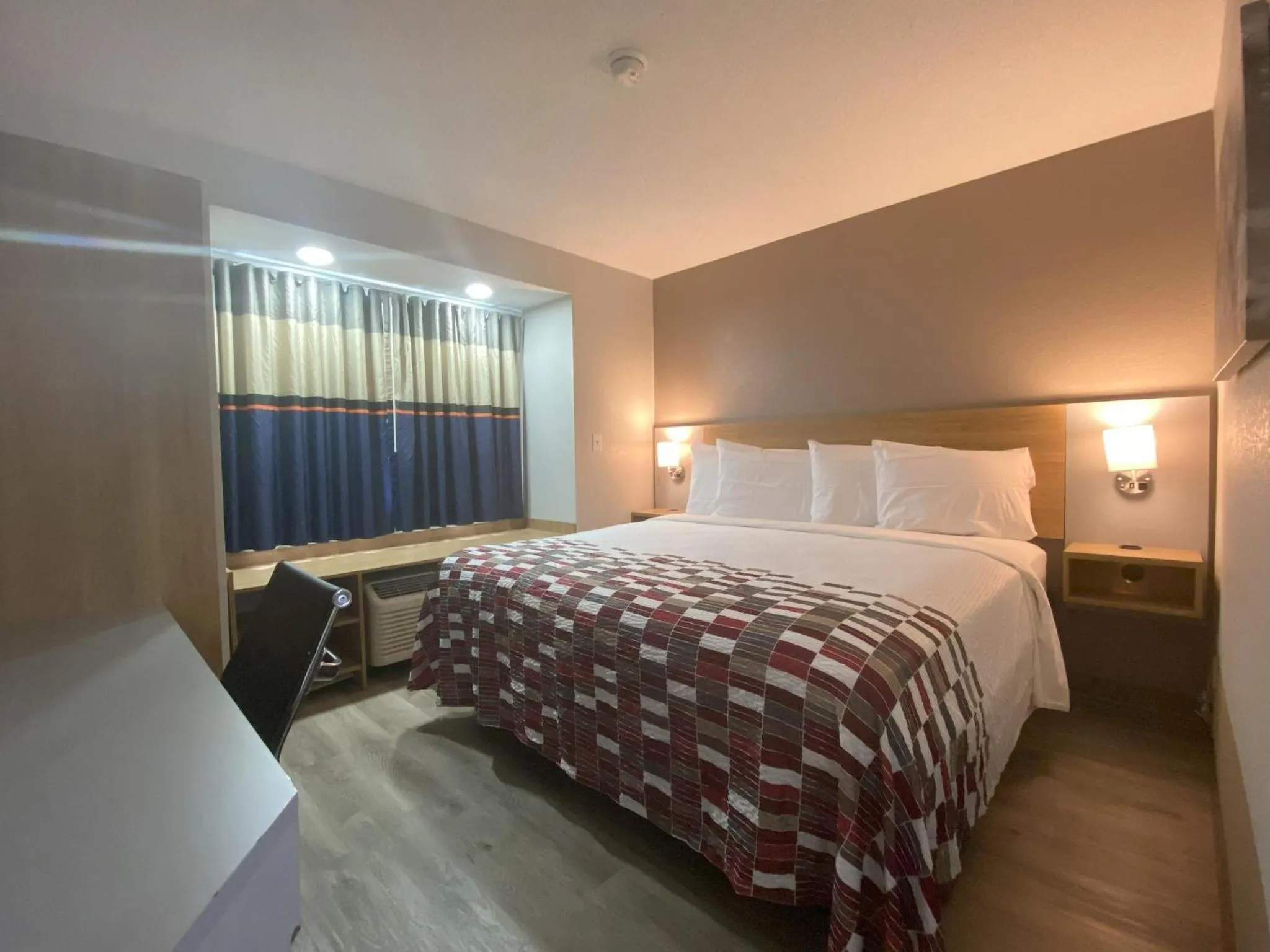 Bedroom, Bed in Red Roof Inn Winston-Salem