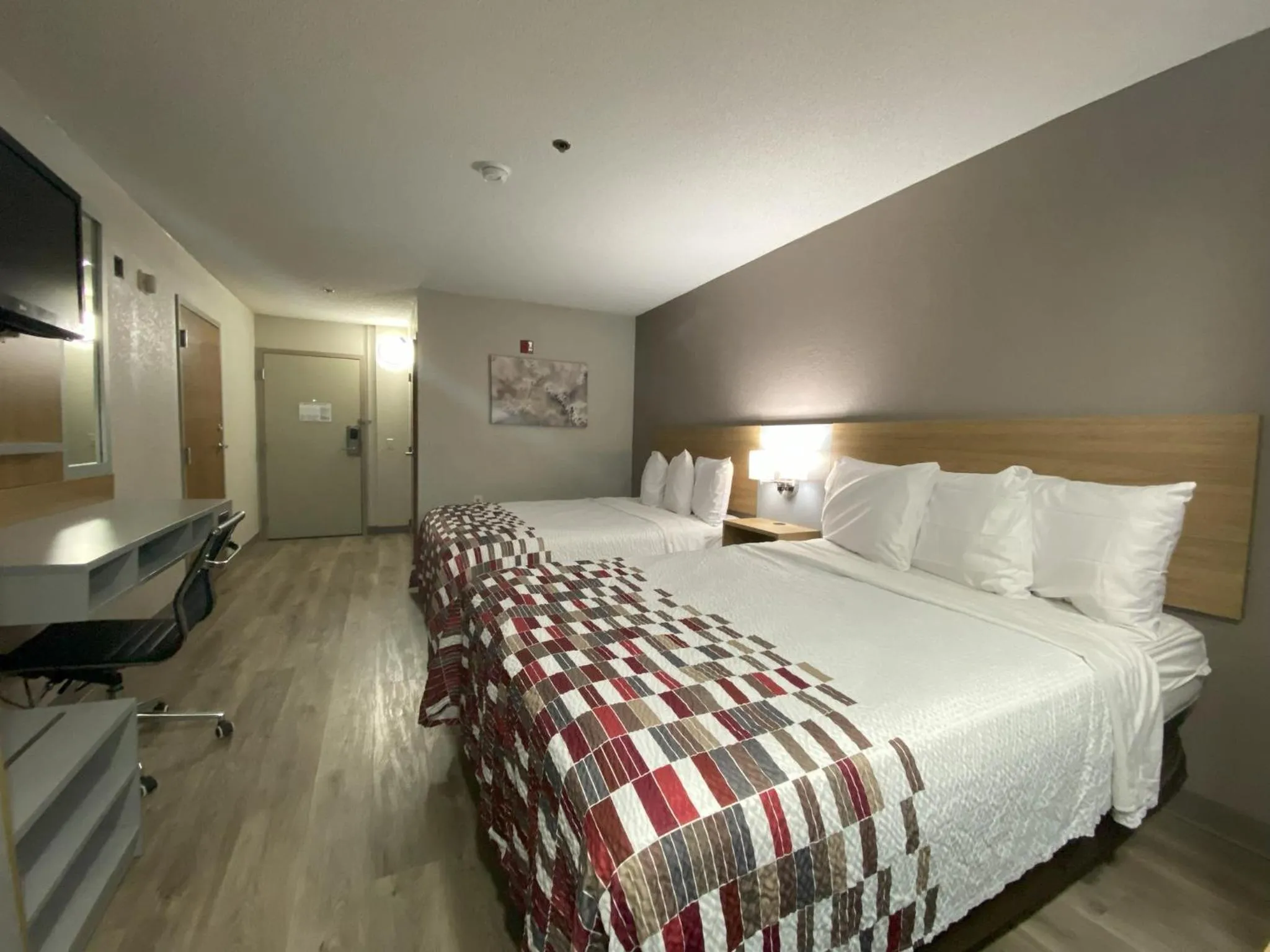 Photo of the whole room, Bed in Red Roof Inn Winston-Salem