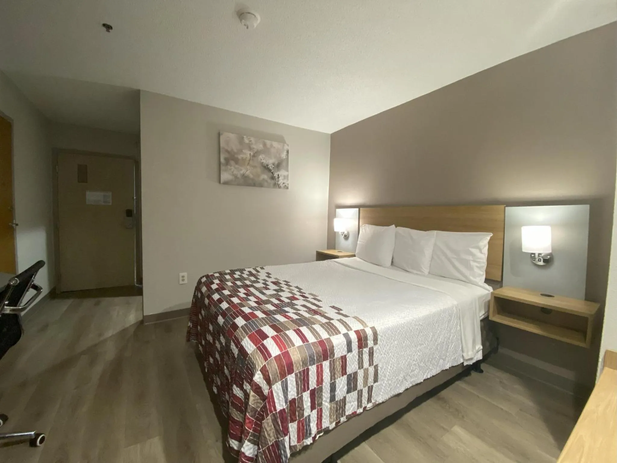 Photo of the whole room, Bed in Red Roof Inn Winston-Salem