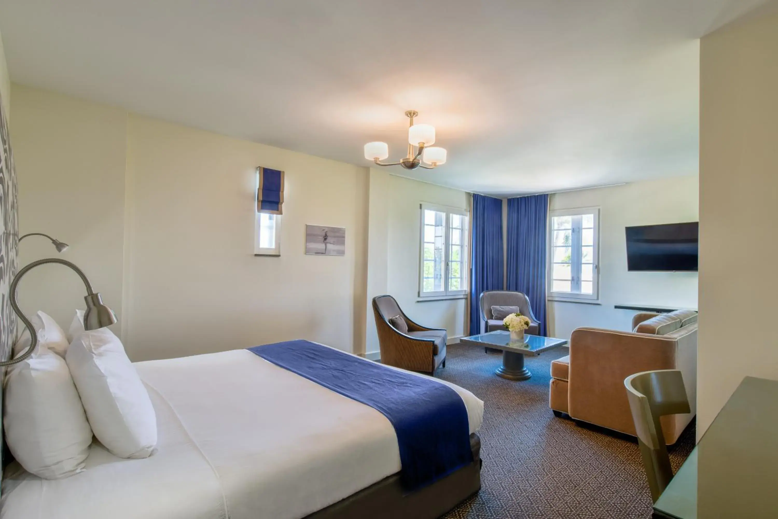 Junior Suite One King Bed with Sofa Bed - Disability Access in Hotel Breakwater South Beach Junior Suite One King Bed with Sofa Bed - Disability Access in Hotel Breakwater South Beach