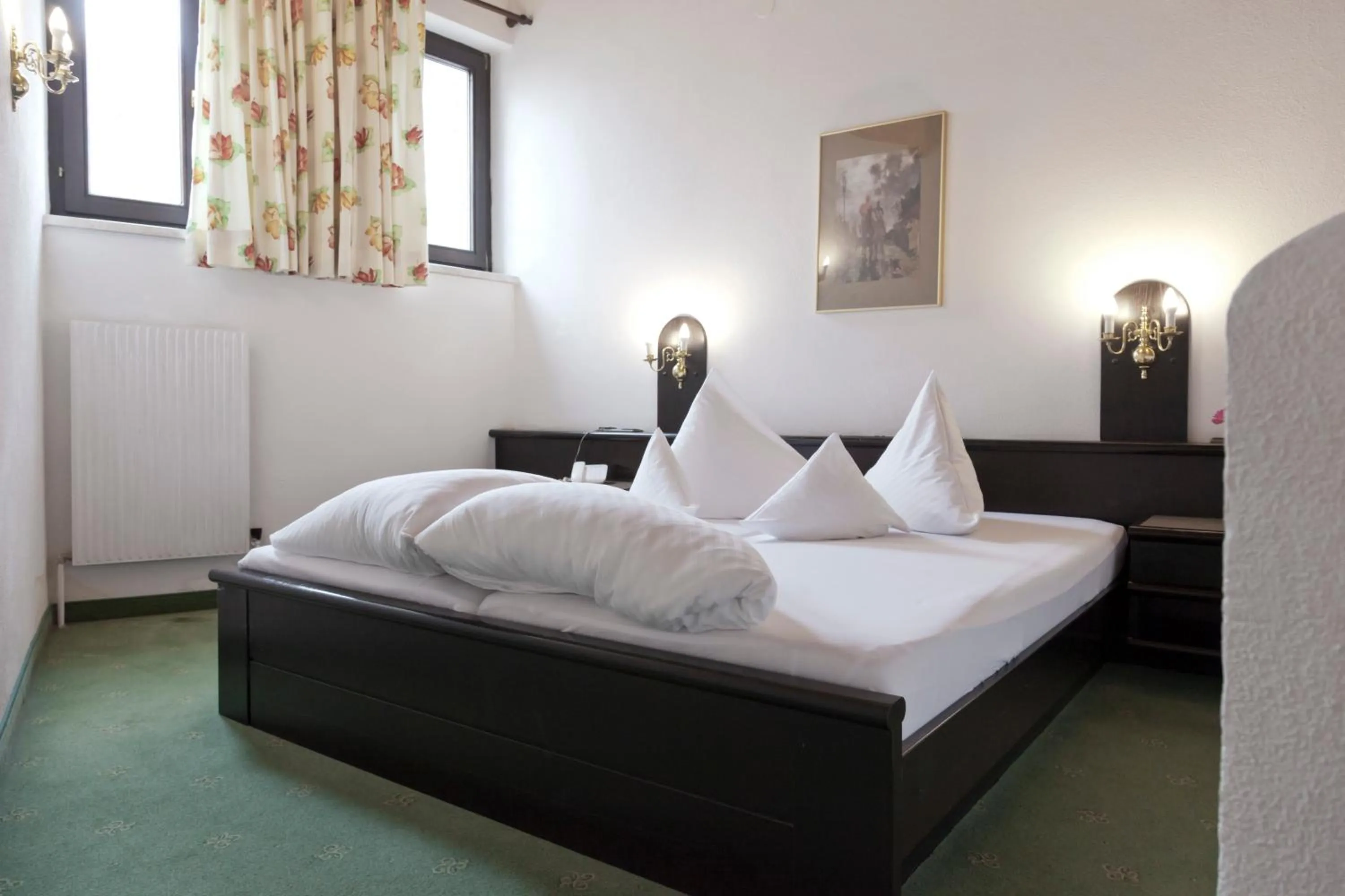 Bed in Hotel Neue Burg