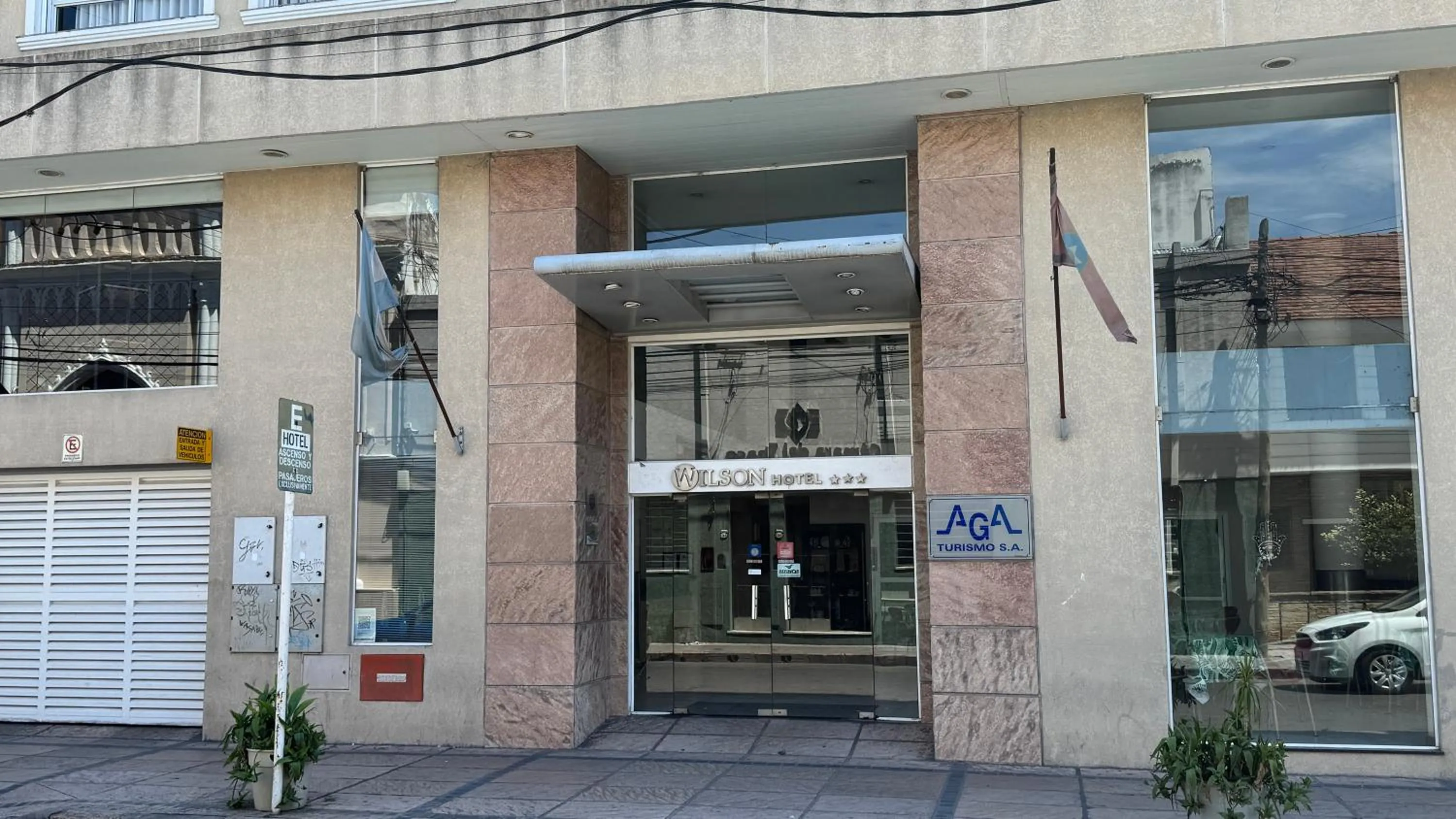 Facade/entrance in Wilson Hotel