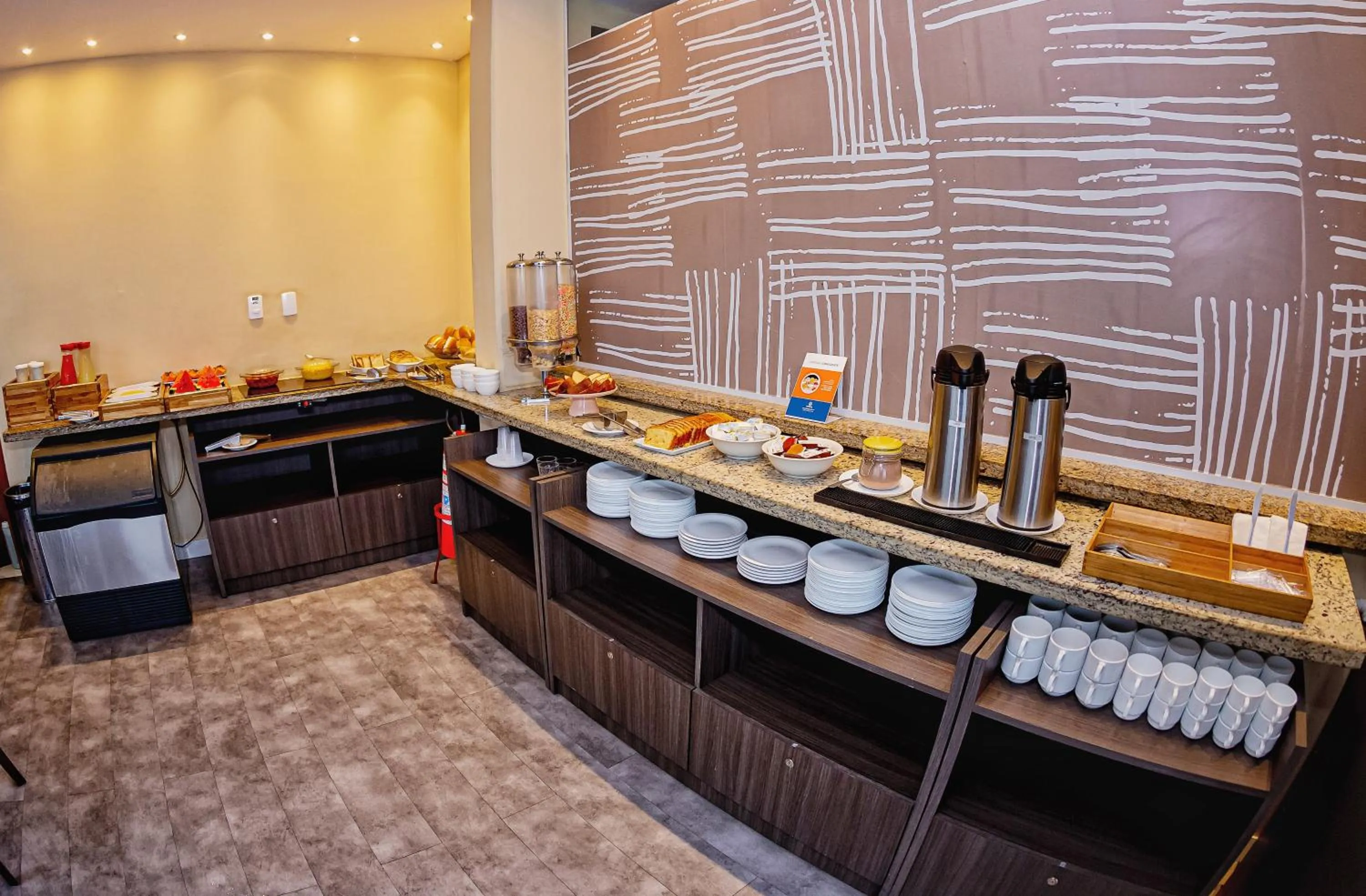 Restaurant/places to eat in B Hotel Salvador