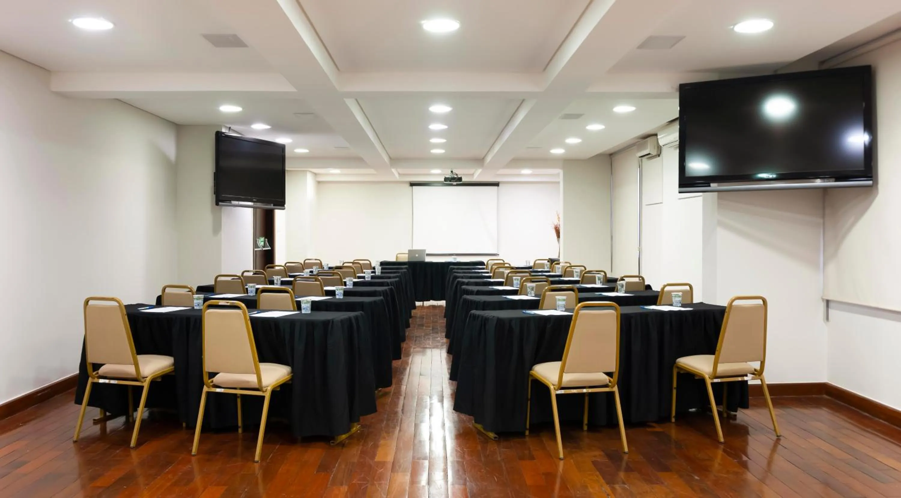 Meeting/conference room in B&B HOTEL Uberlândia