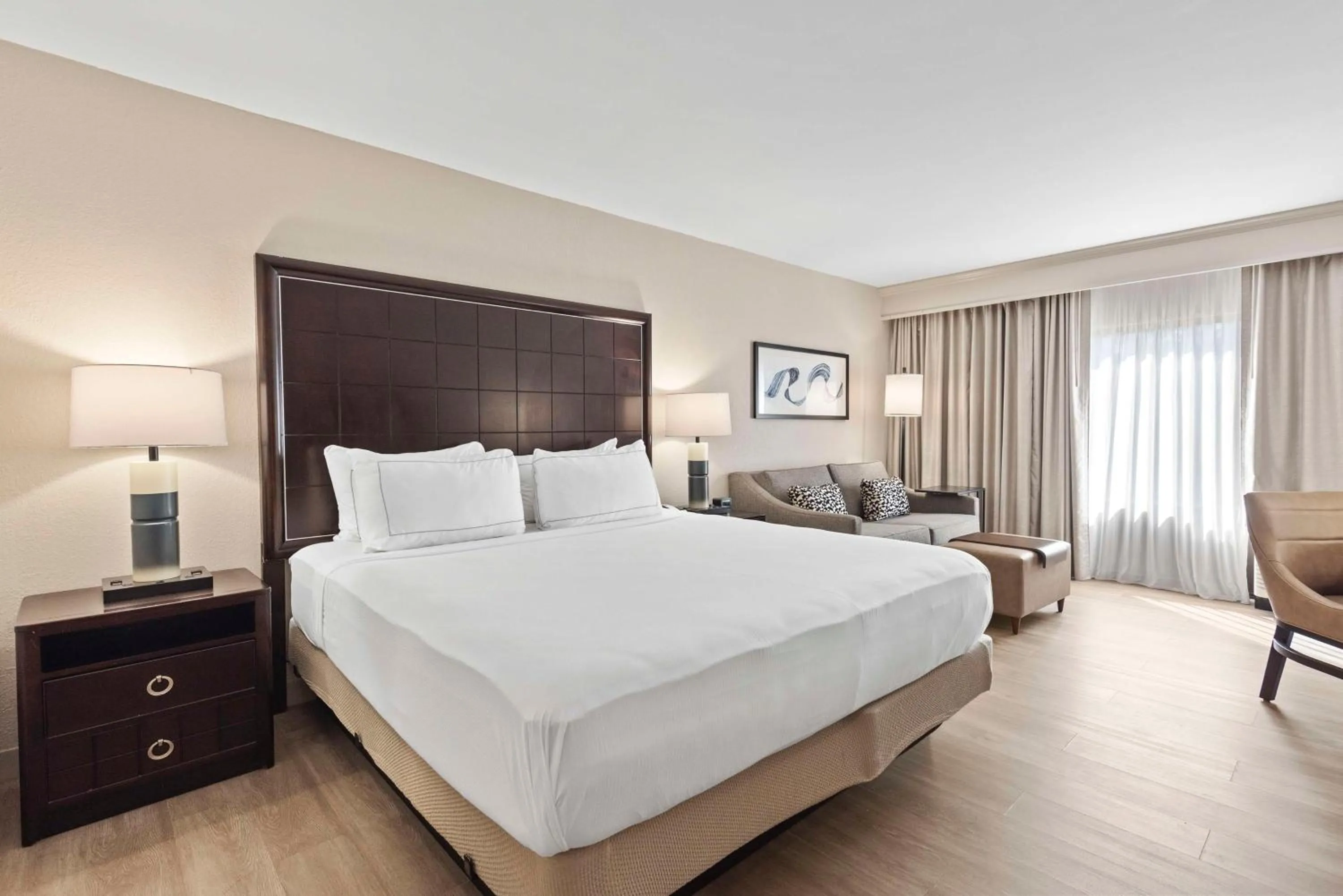 Living room, Bed in DoubleTree by Hilton Columbus