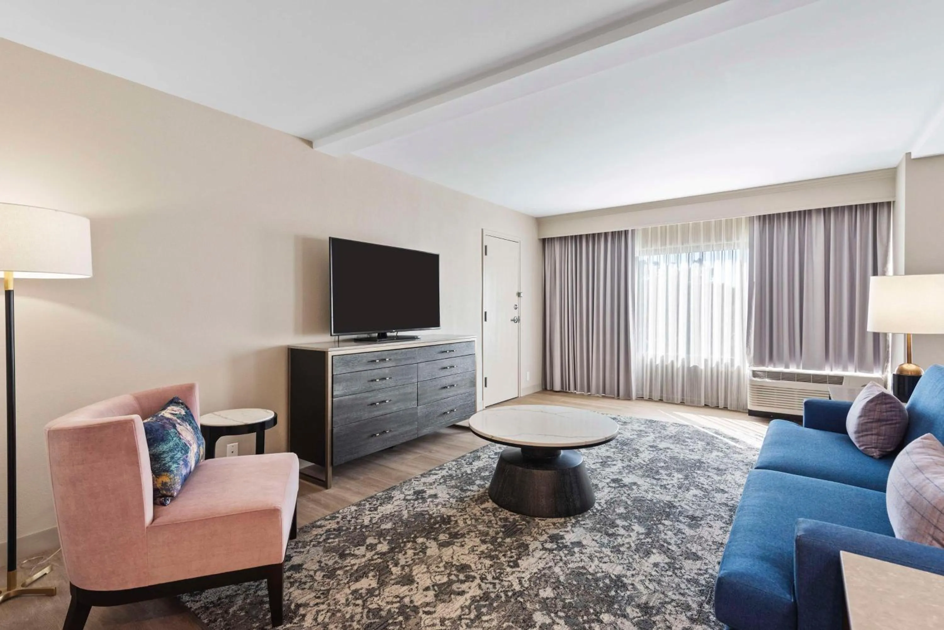 Living room in DoubleTree by Hilton Columbus