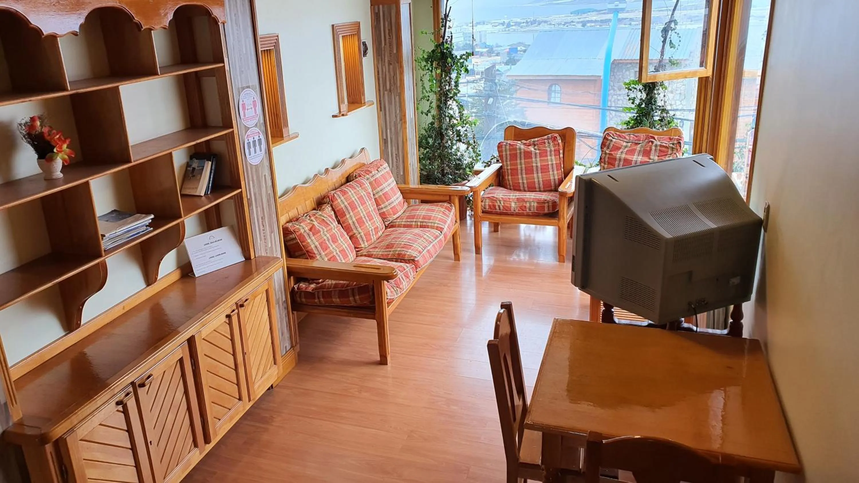 Communal lounge/ TV room in Hosteria Chalp