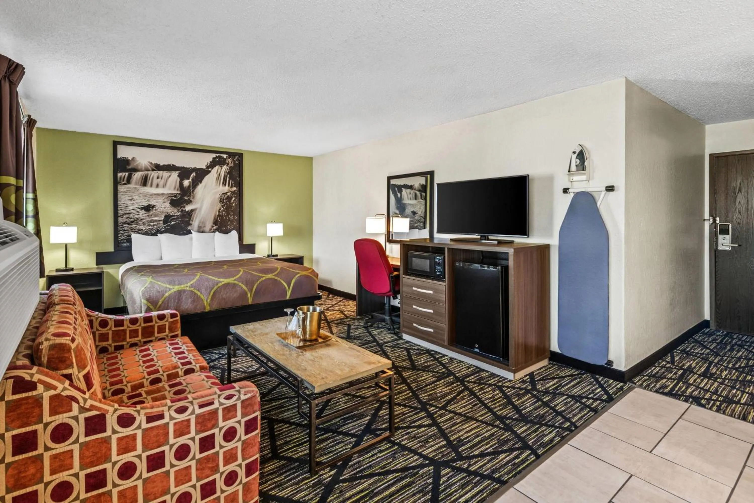 Photo of the whole room in Super 8 by Wyndham Independence Kansas City