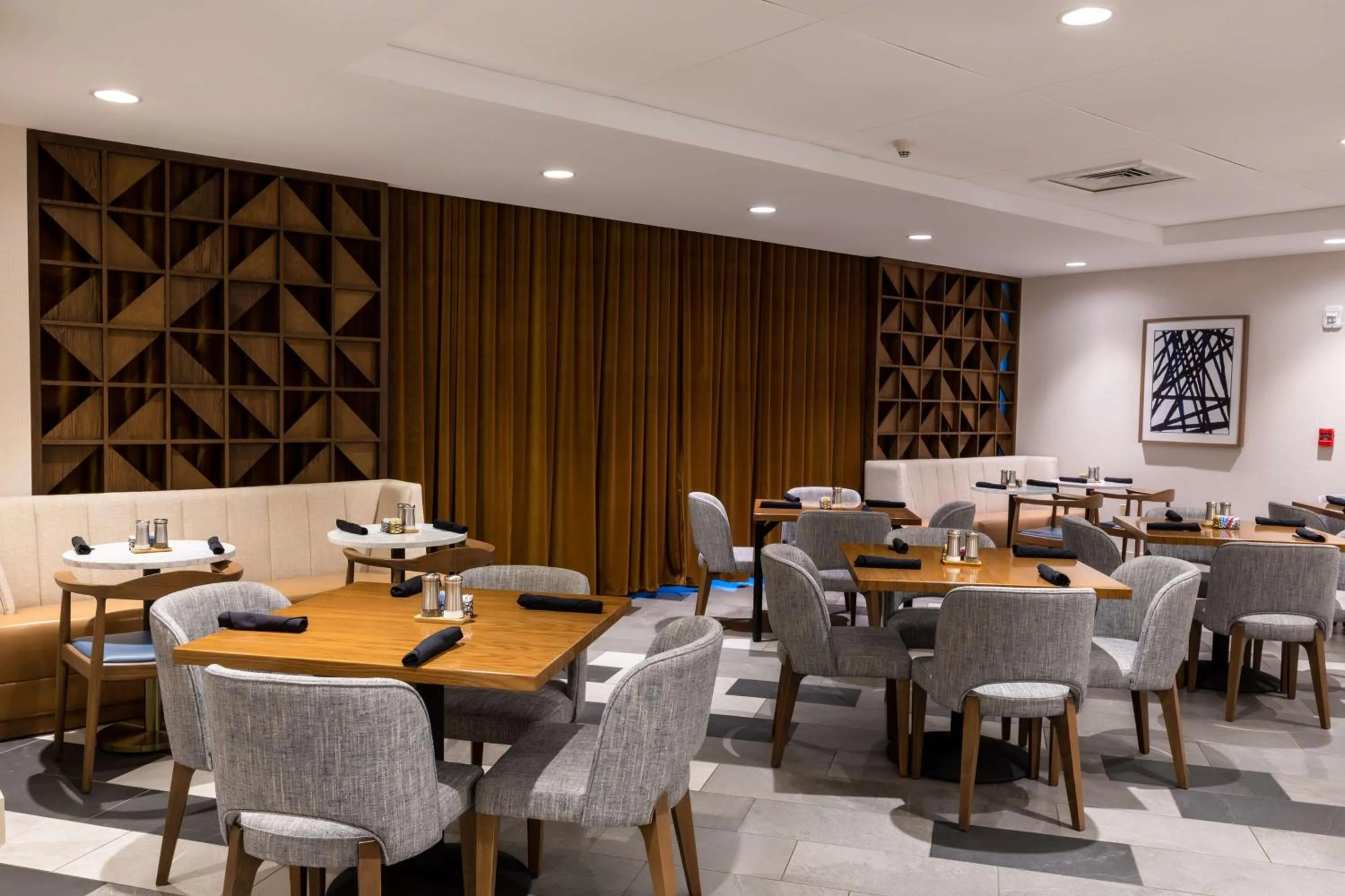 Restaurant/places to eat in DoubleTree by Hilton Tinton Falls-Eatontown