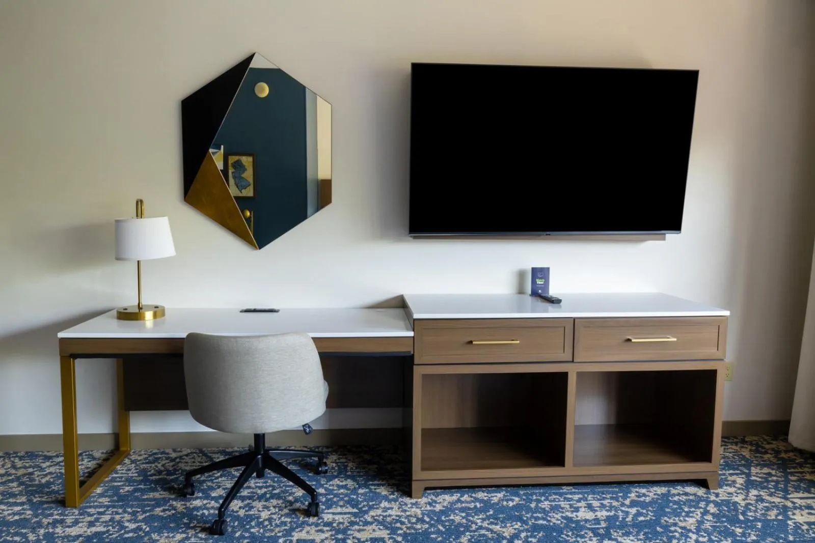 Living room in DoubleTree by Hilton Tinton Falls-Eatontown