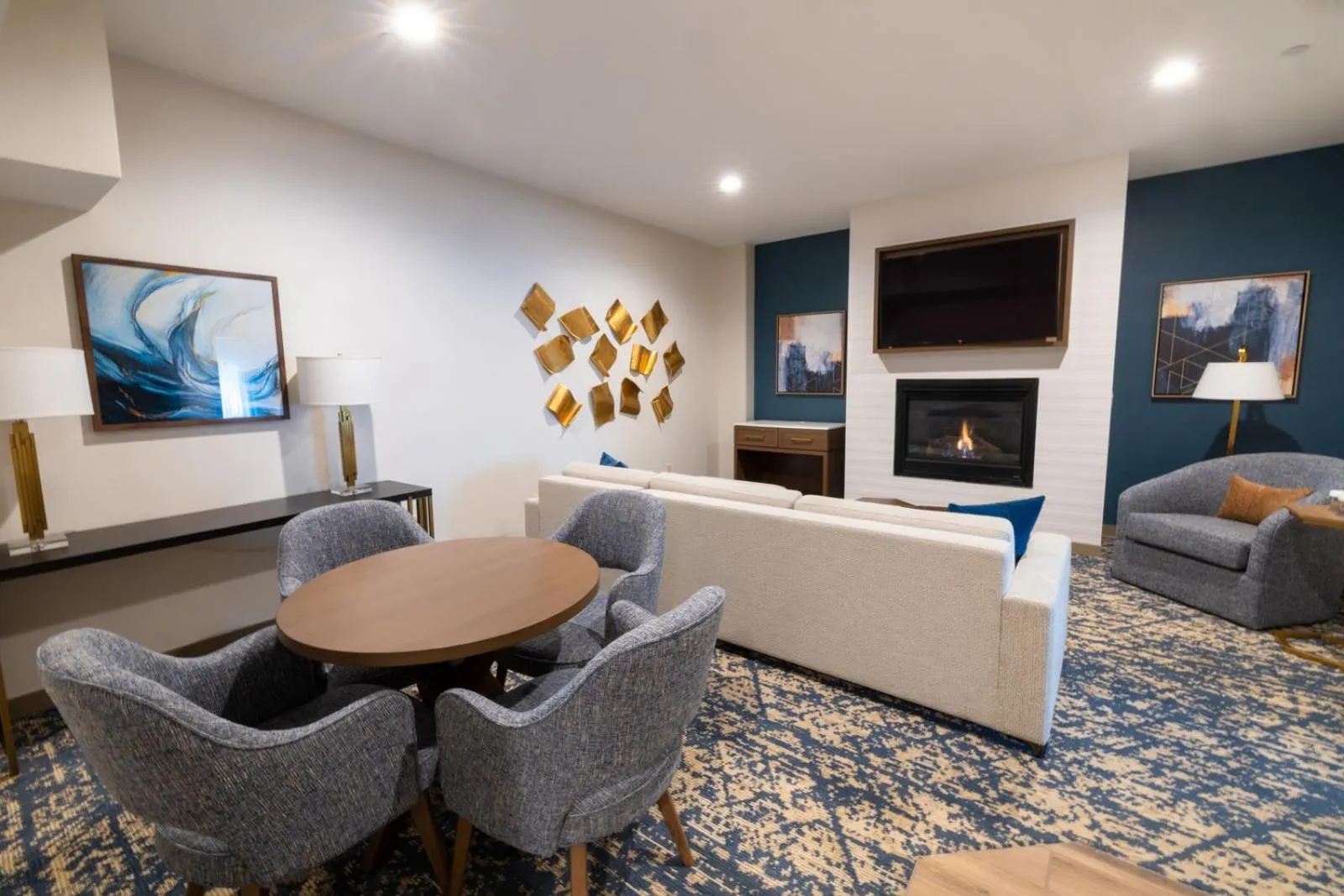 Living room in DoubleTree by Hilton Tinton Falls-Eatontown