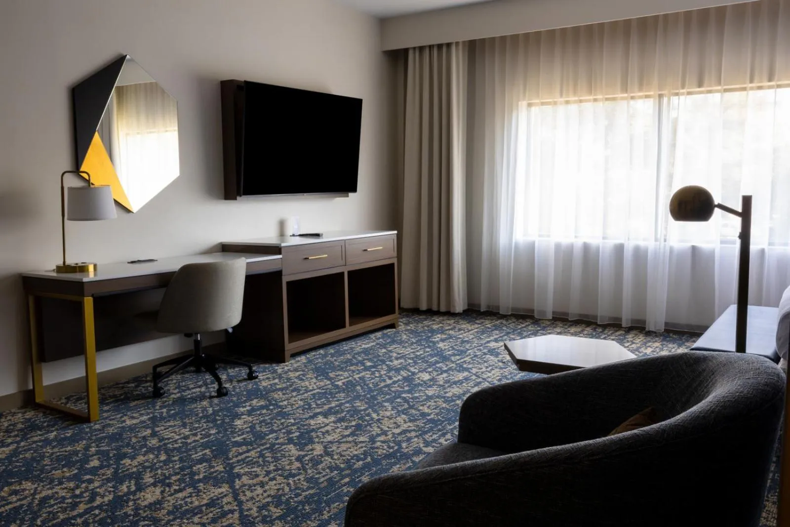 Living room in DoubleTree by Hilton Tinton Falls-Eatontown