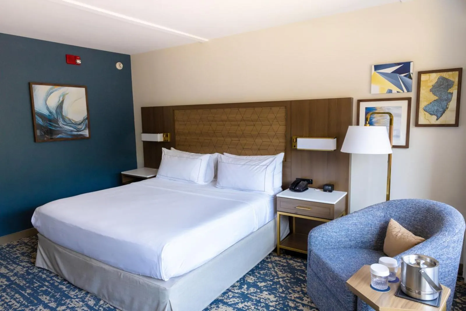 Bed in DoubleTree by Hilton Tinton Falls-Eatontown