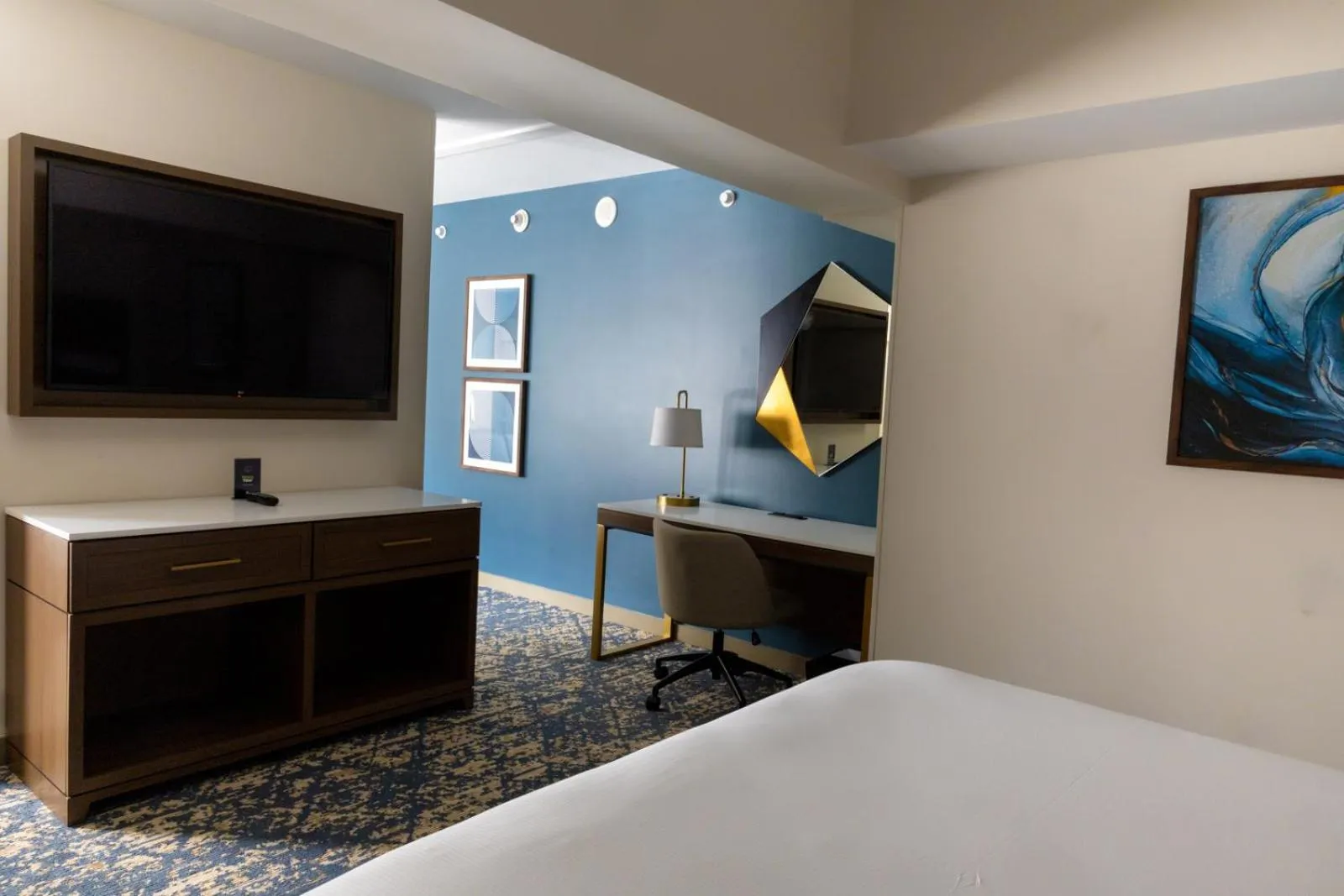 Bed in DoubleTree by Hilton Tinton Falls-Eatontown