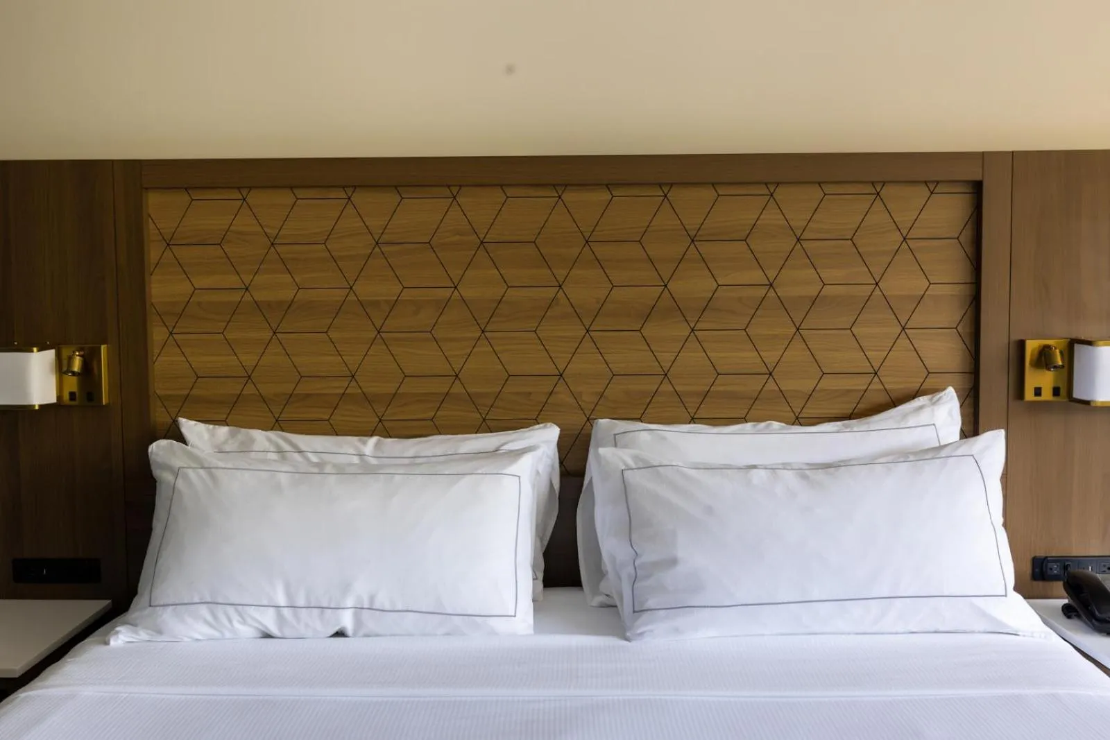 Bed in DoubleTree by Hilton Tinton Falls-Eatontown