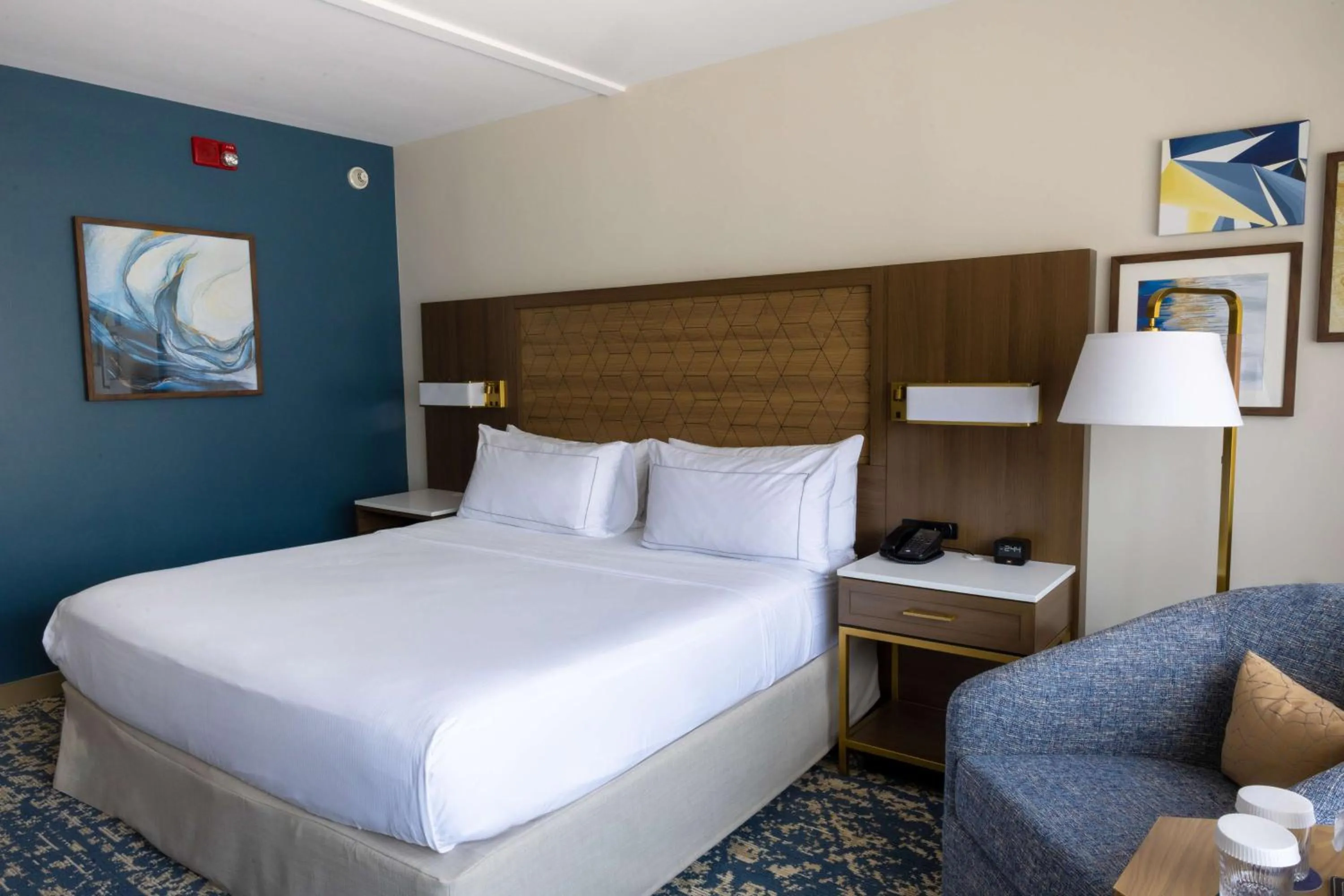 Bed in DoubleTree by Hilton Tinton Falls-Eatontown