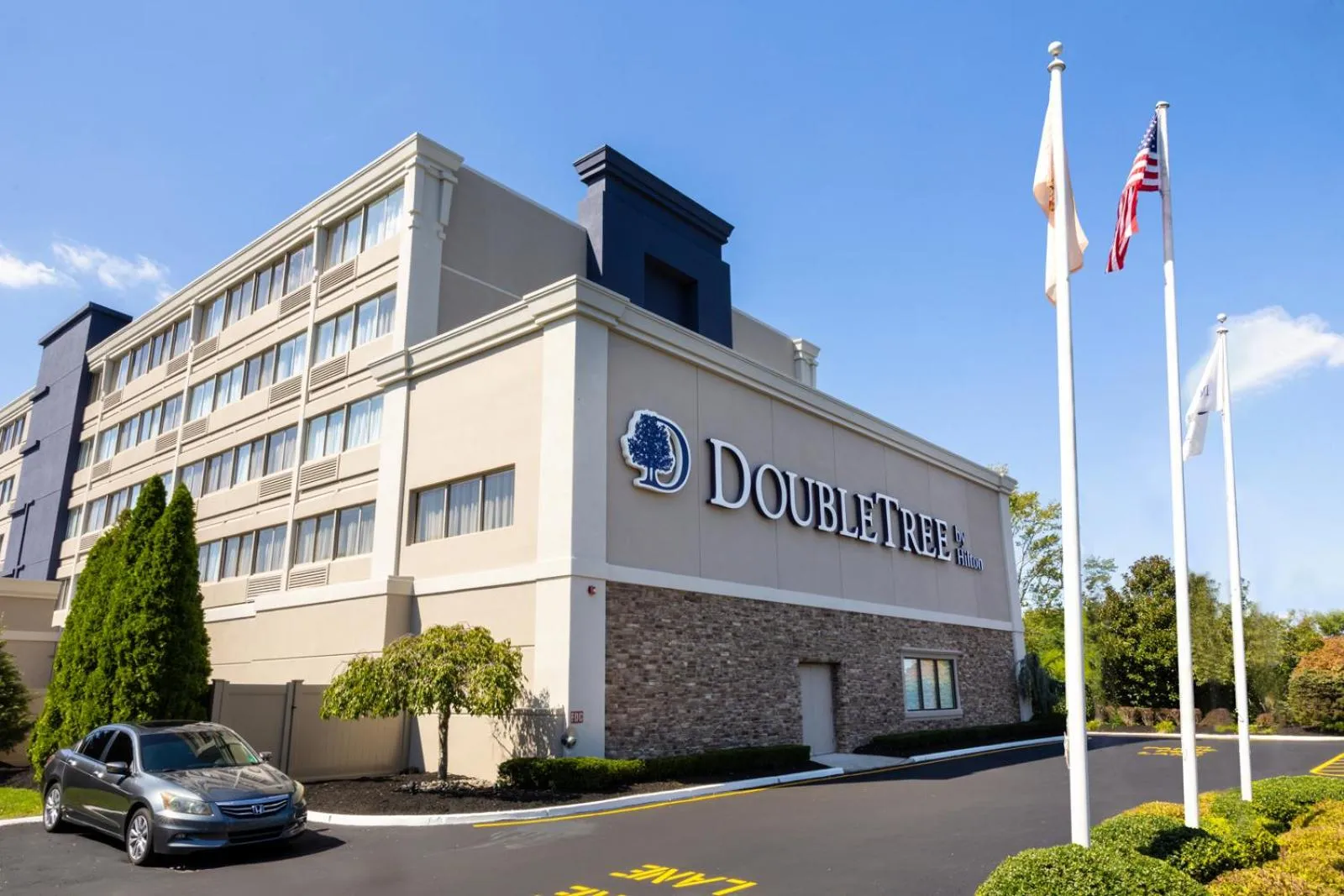 Property building in DoubleTree by Hilton Tinton Falls-Eatontown