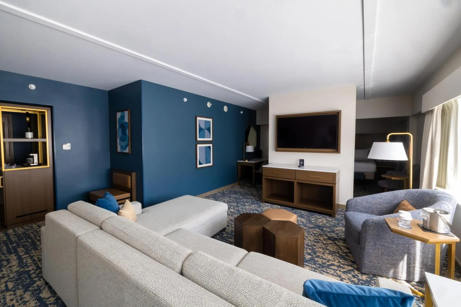 Living room in DoubleTree by Hilton Tinton Falls-Eatontown