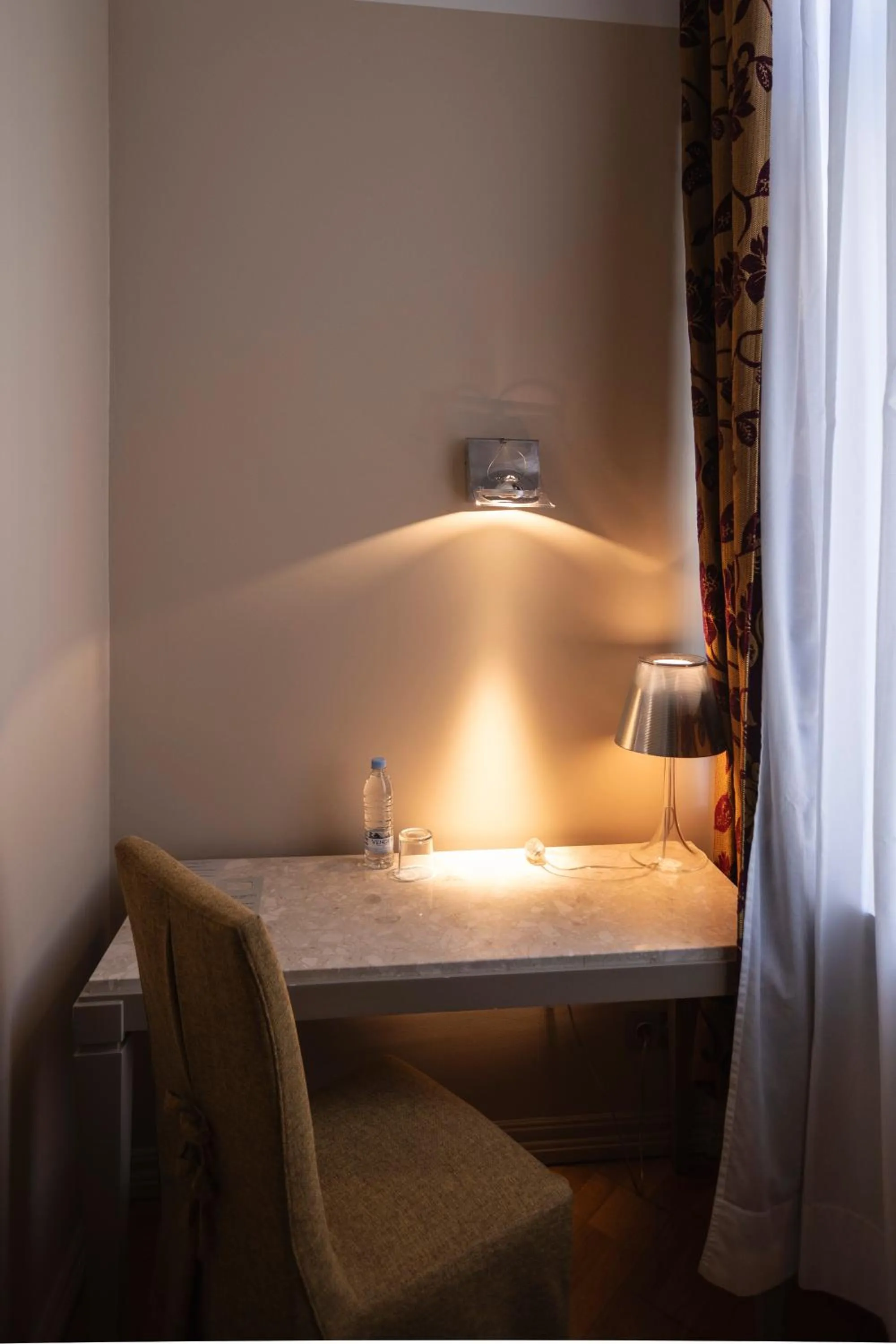 Seating area, Bed in Opera Hotel