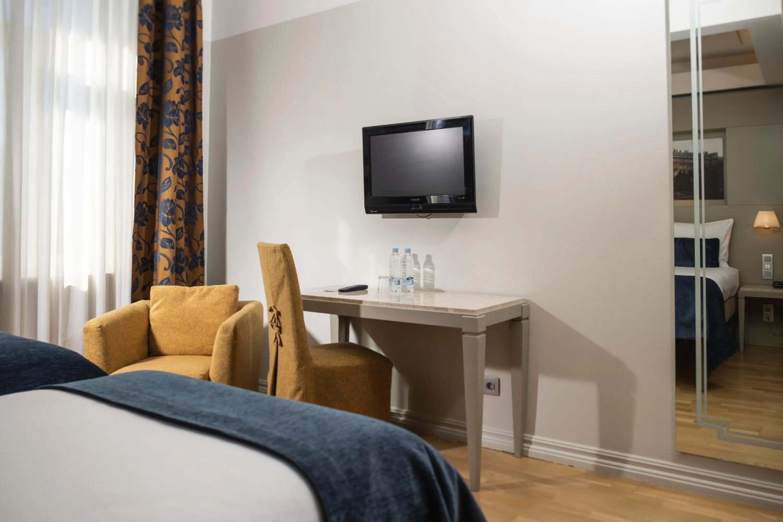 Photo of the whole room, Bed in Opera Hotel