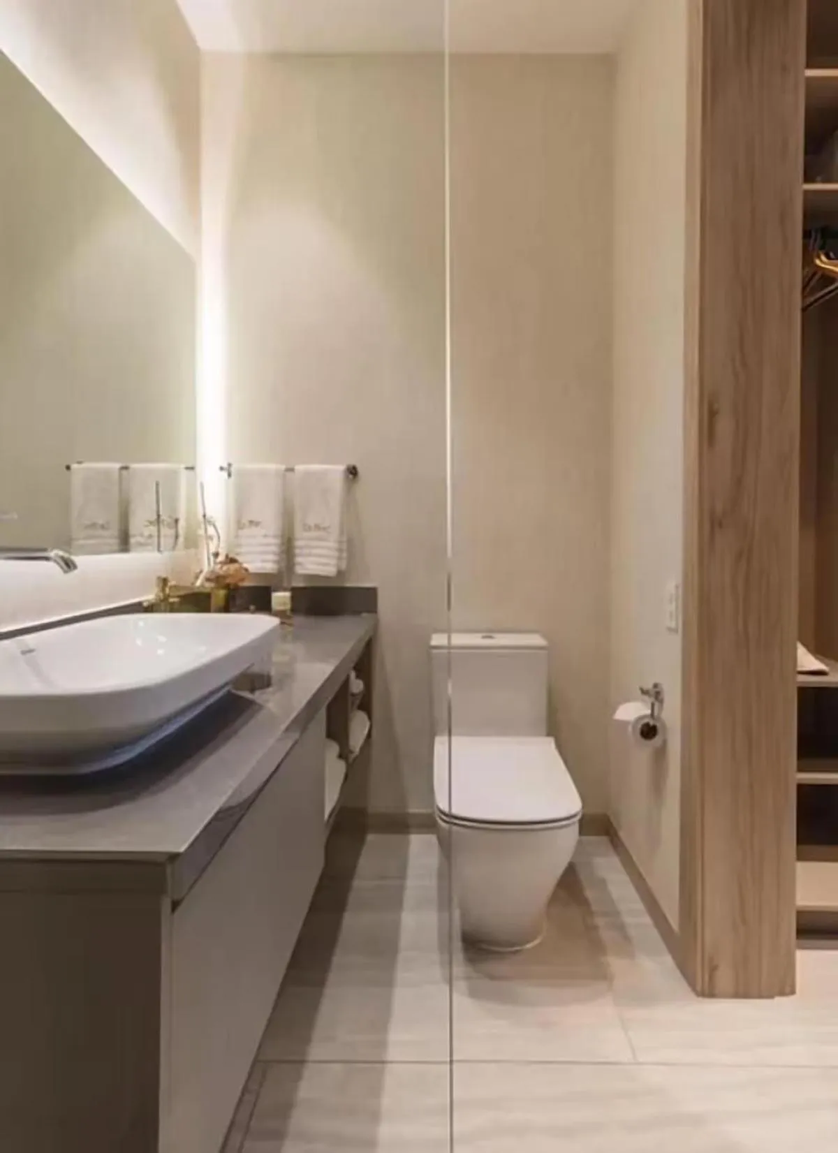 Shower in Le Parc Hotel, Beyond Stars