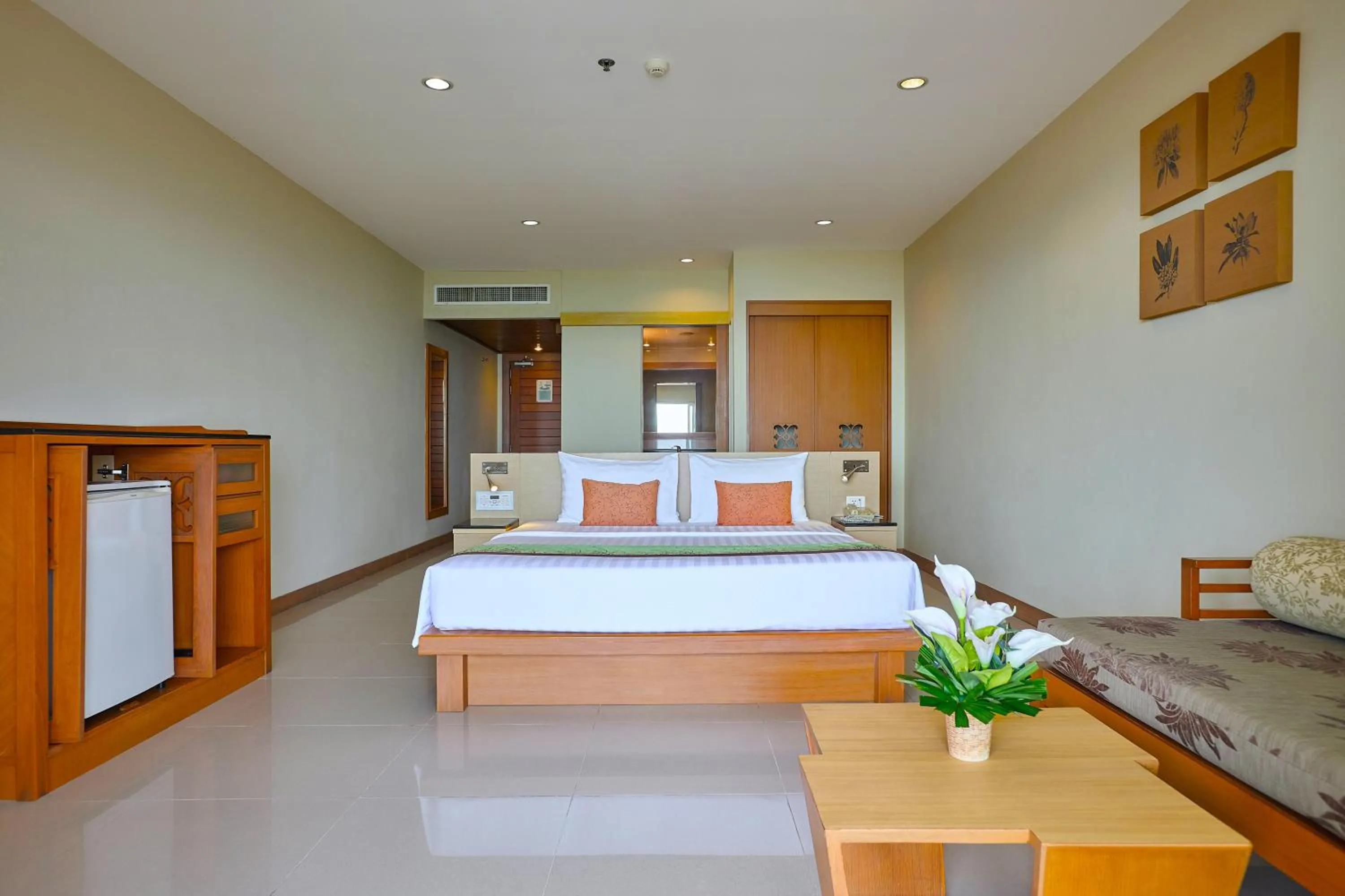 Photo of the whole room, Bed in The Heritage Pattaya Beachfront Resort