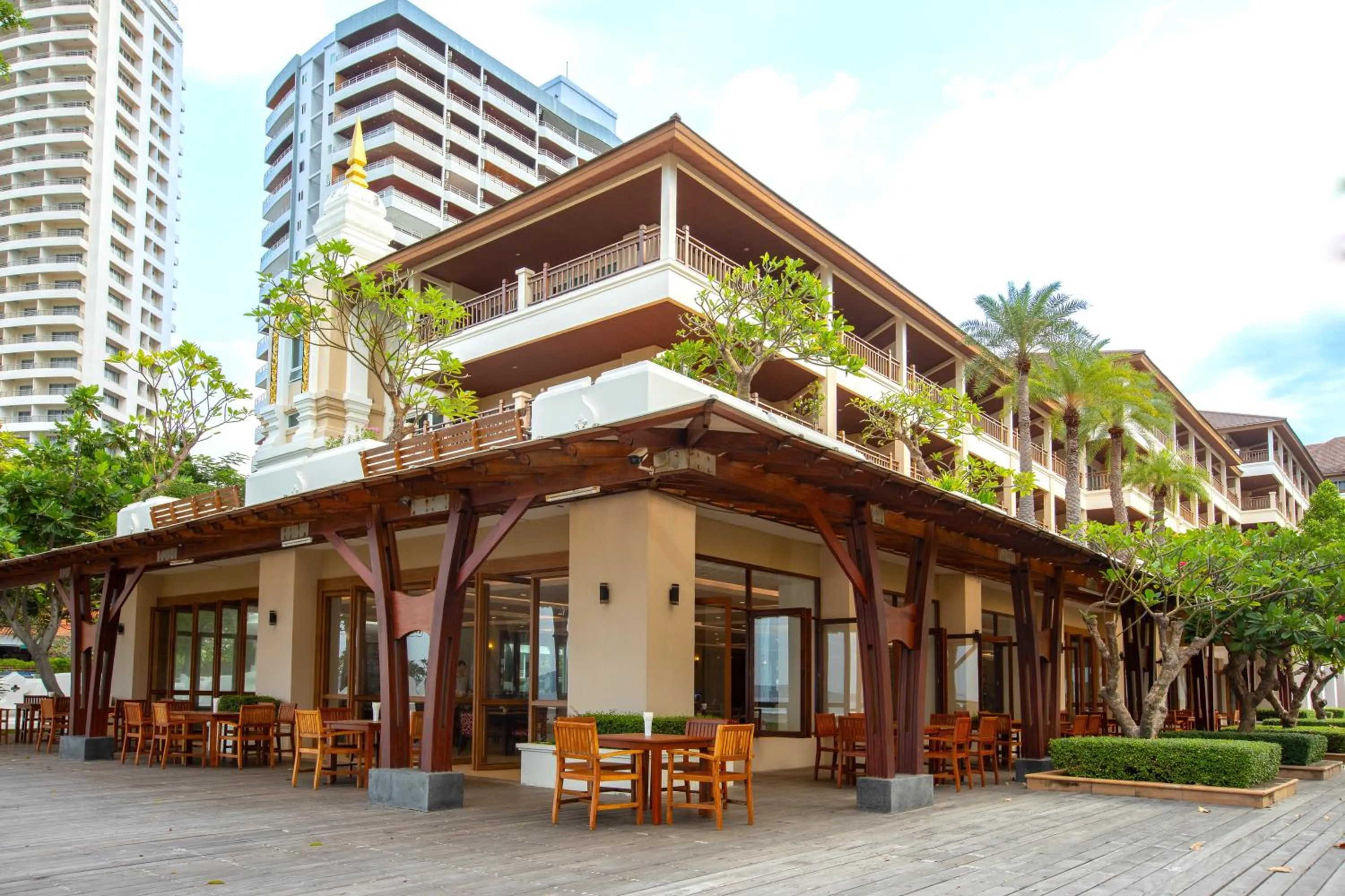 Restaurant/places to eat in The Heritage Pattaya Beachfront Resort
