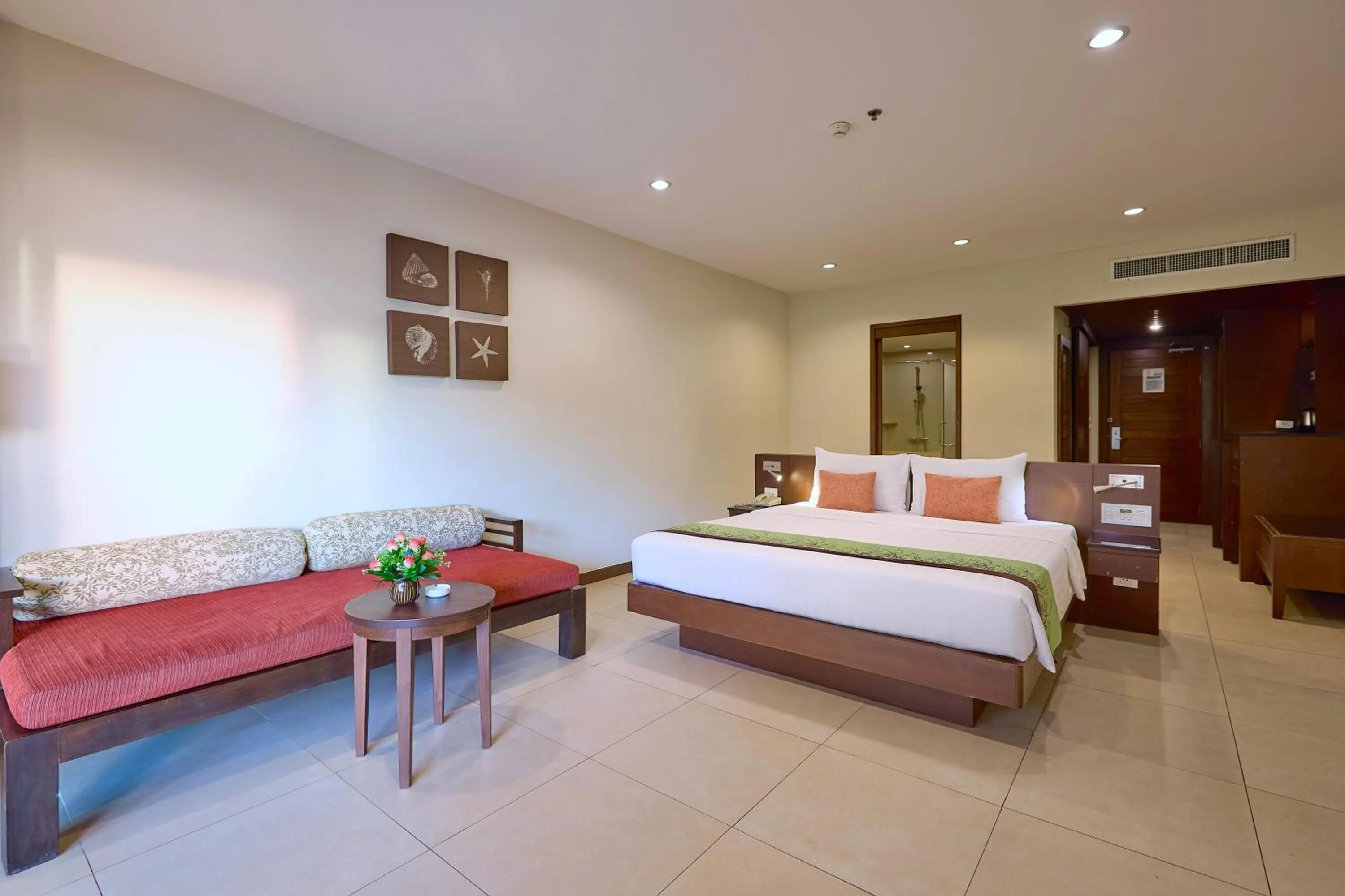 Bedroom, Bed in The Heritage Pattaya Beachfront Resort