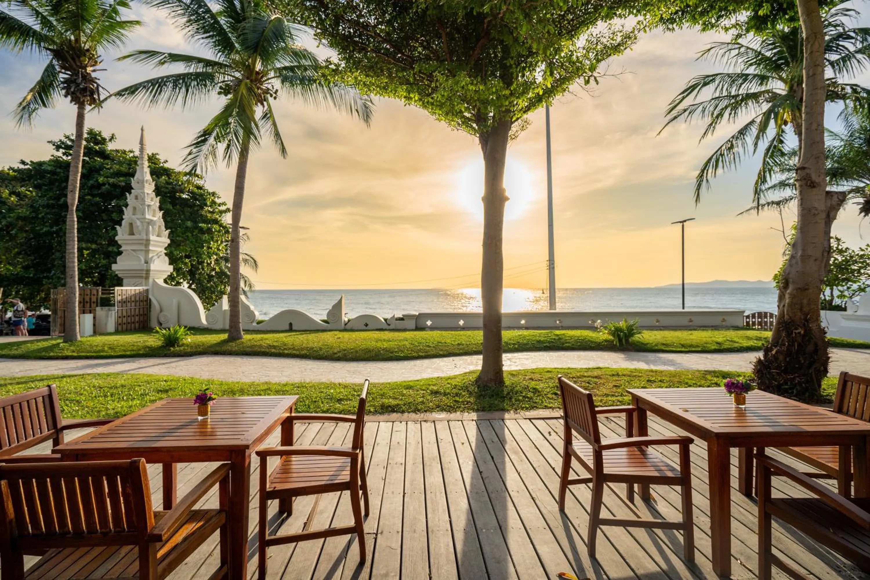 Restaurant/places to eat in The Heritage Pattaya Beachfront Resort