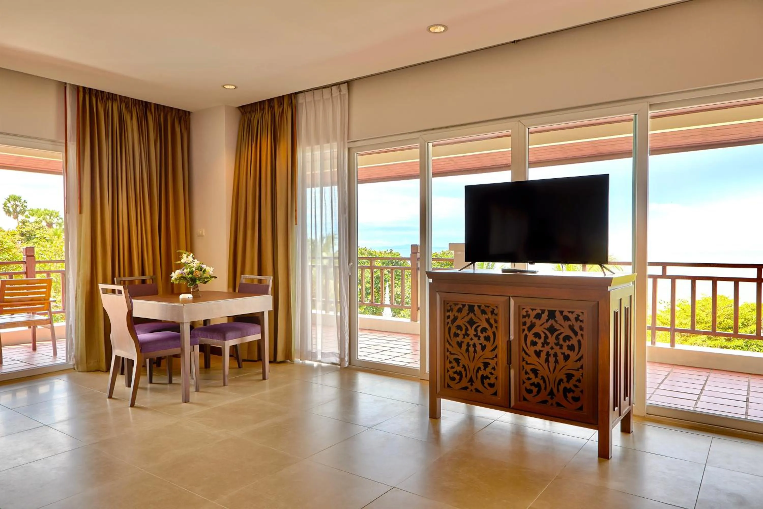 TV and multimedia in The Heritage Pattaya Beachfront Resort