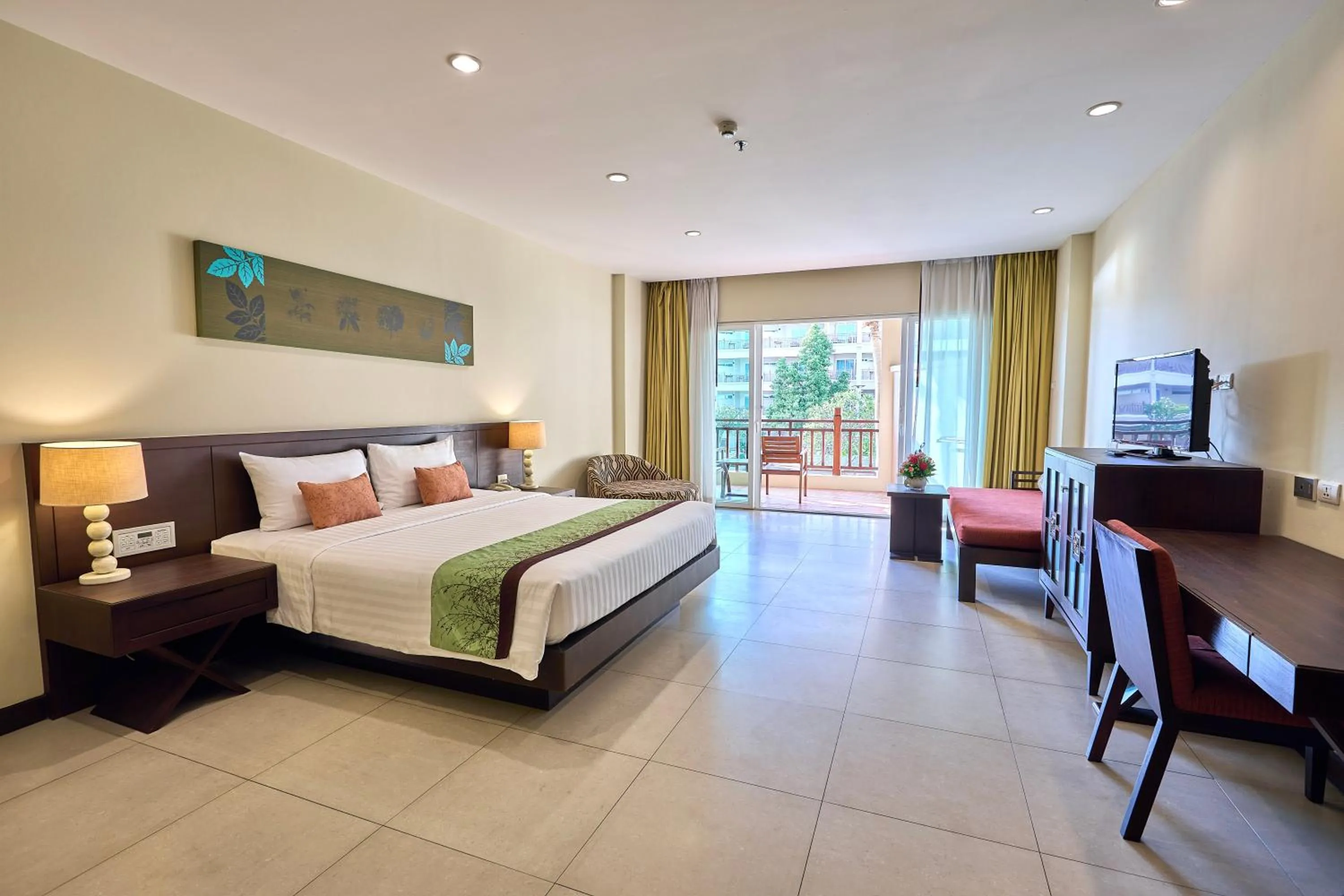 Seating area, Bed in The Heritage Pattaya Beachfront Resort