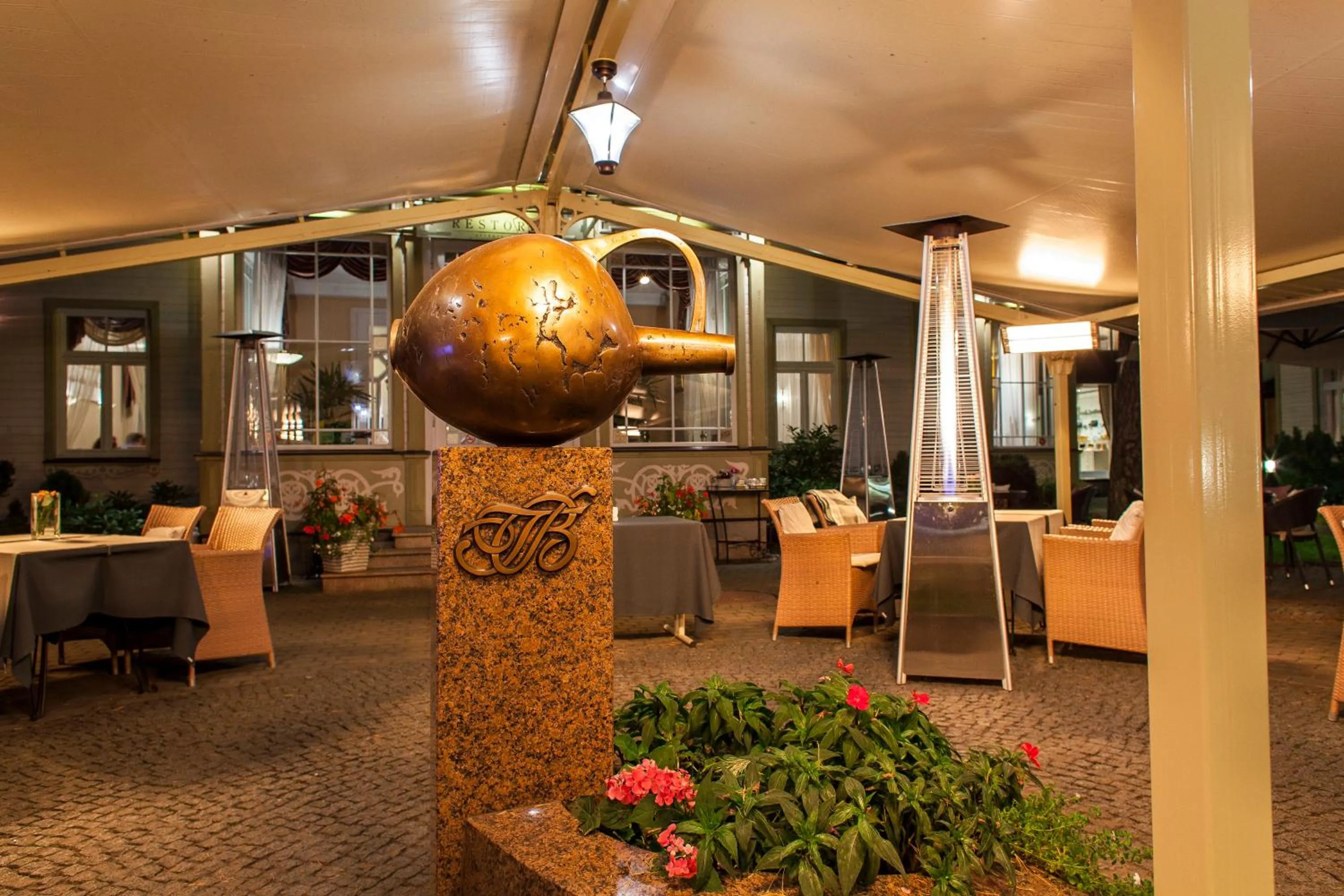 Restaurant/places to eat in TB Palace Hotel & SPA