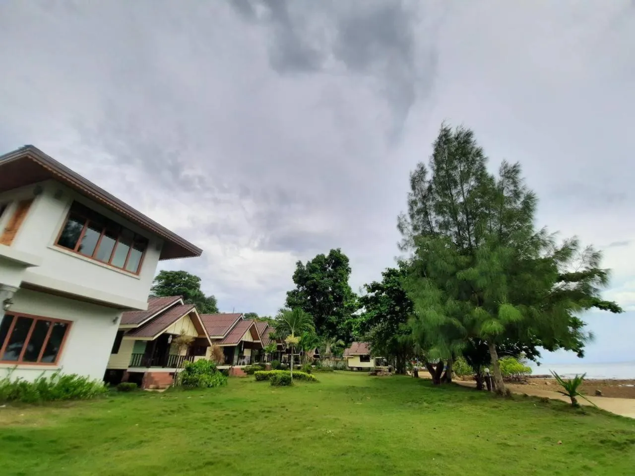 Garden in Koh Chang Bailan Beach Resort
