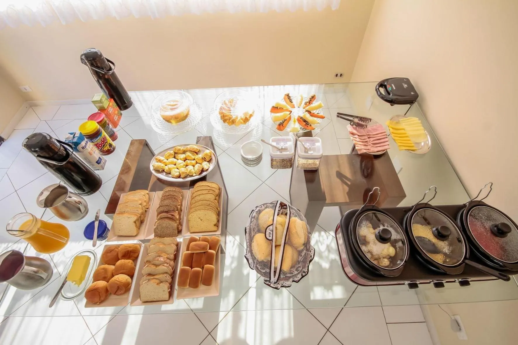 Dining area in Suites Natalia Enseada