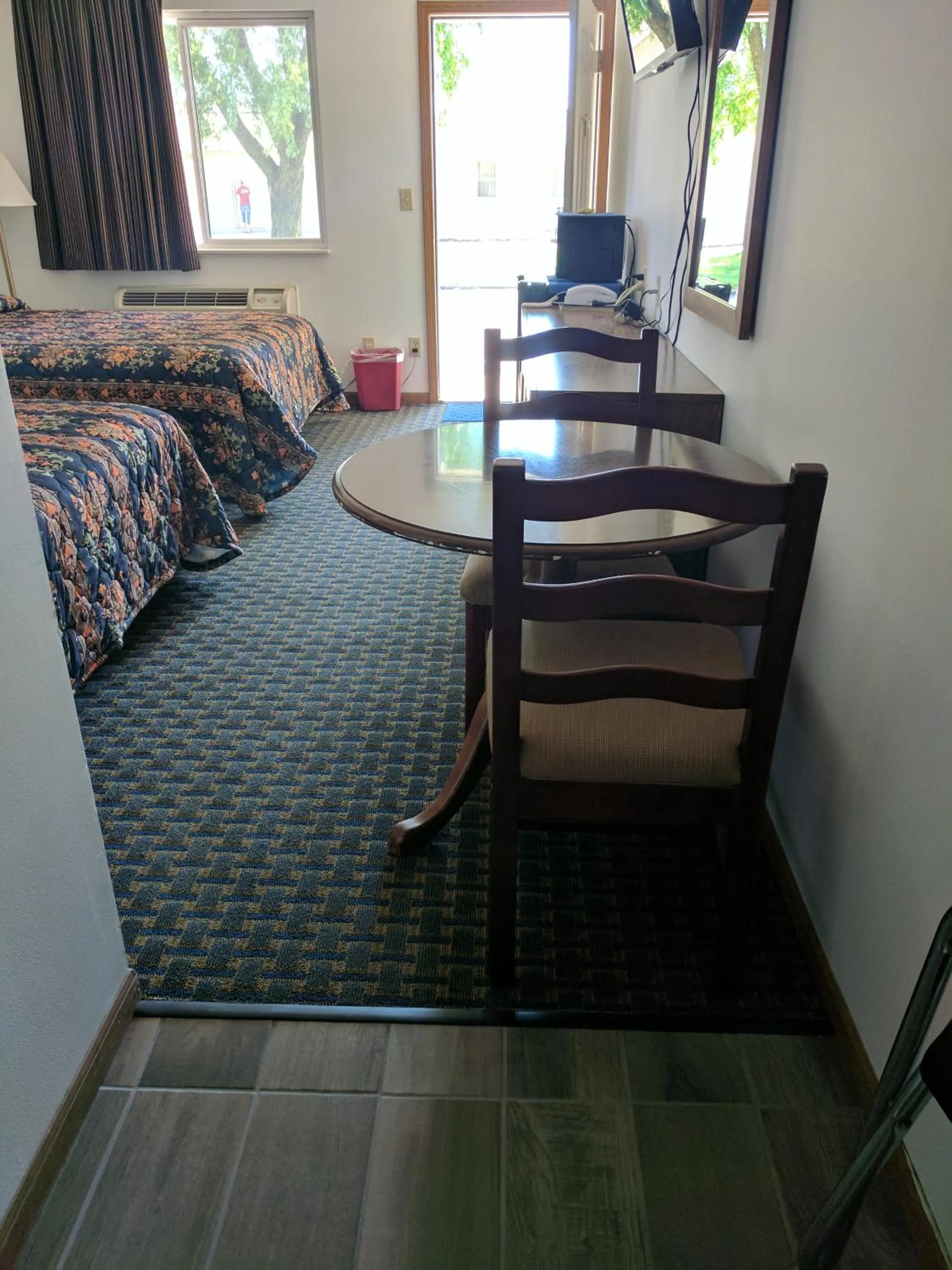 Photo of the whole room, Bed in All Seasons Motel