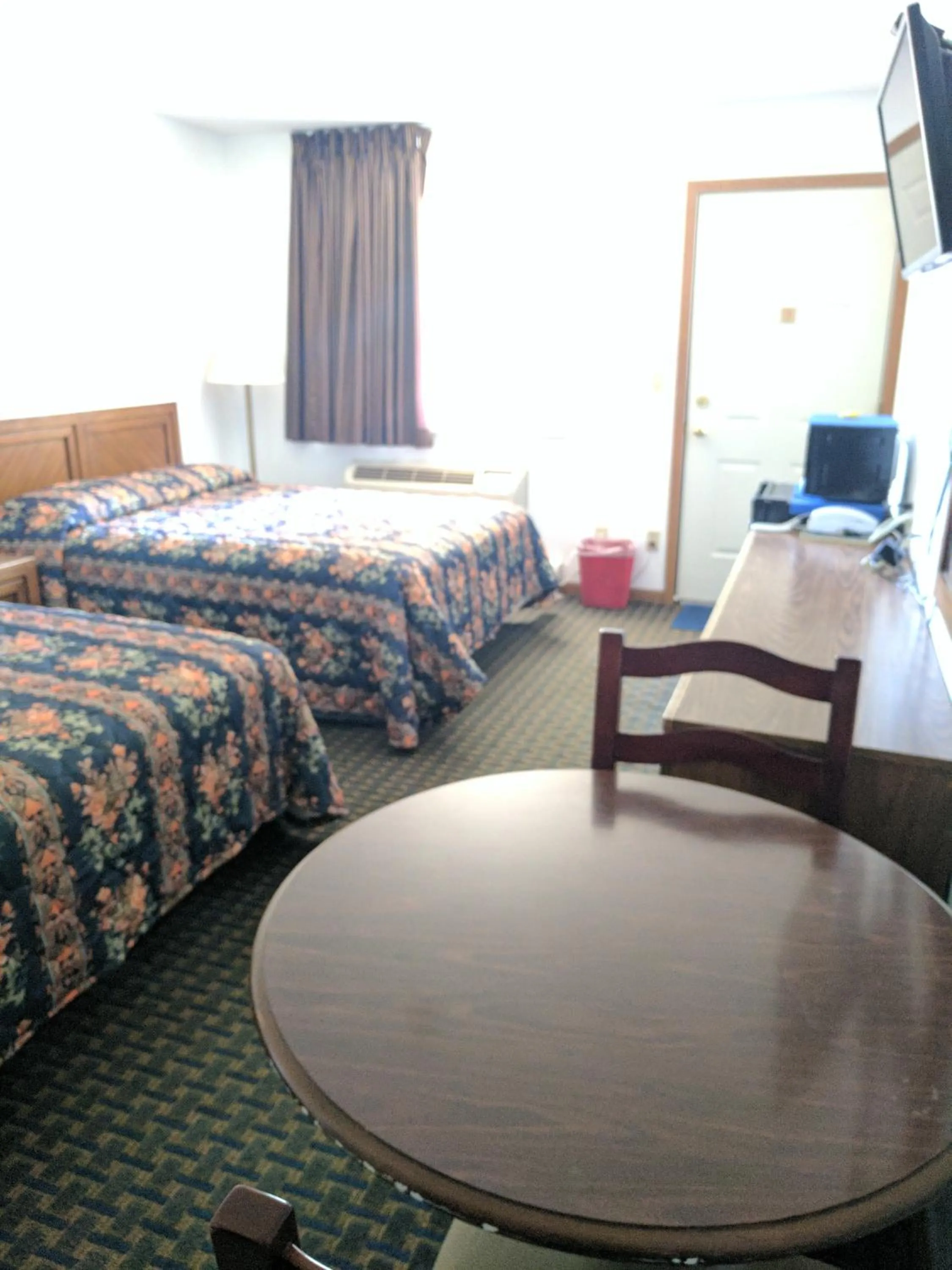 Photo of the whole room, Bed in All Seasons Motel