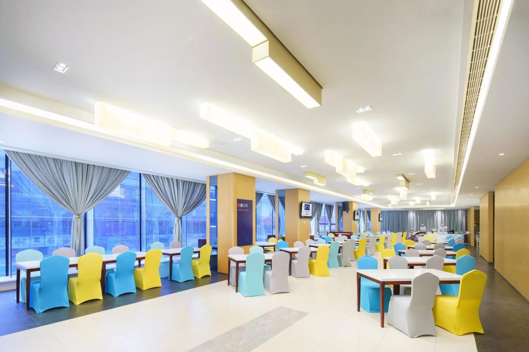 Restaurant/places to eat in Holiday Inn Express City Centre Dalian by IHG